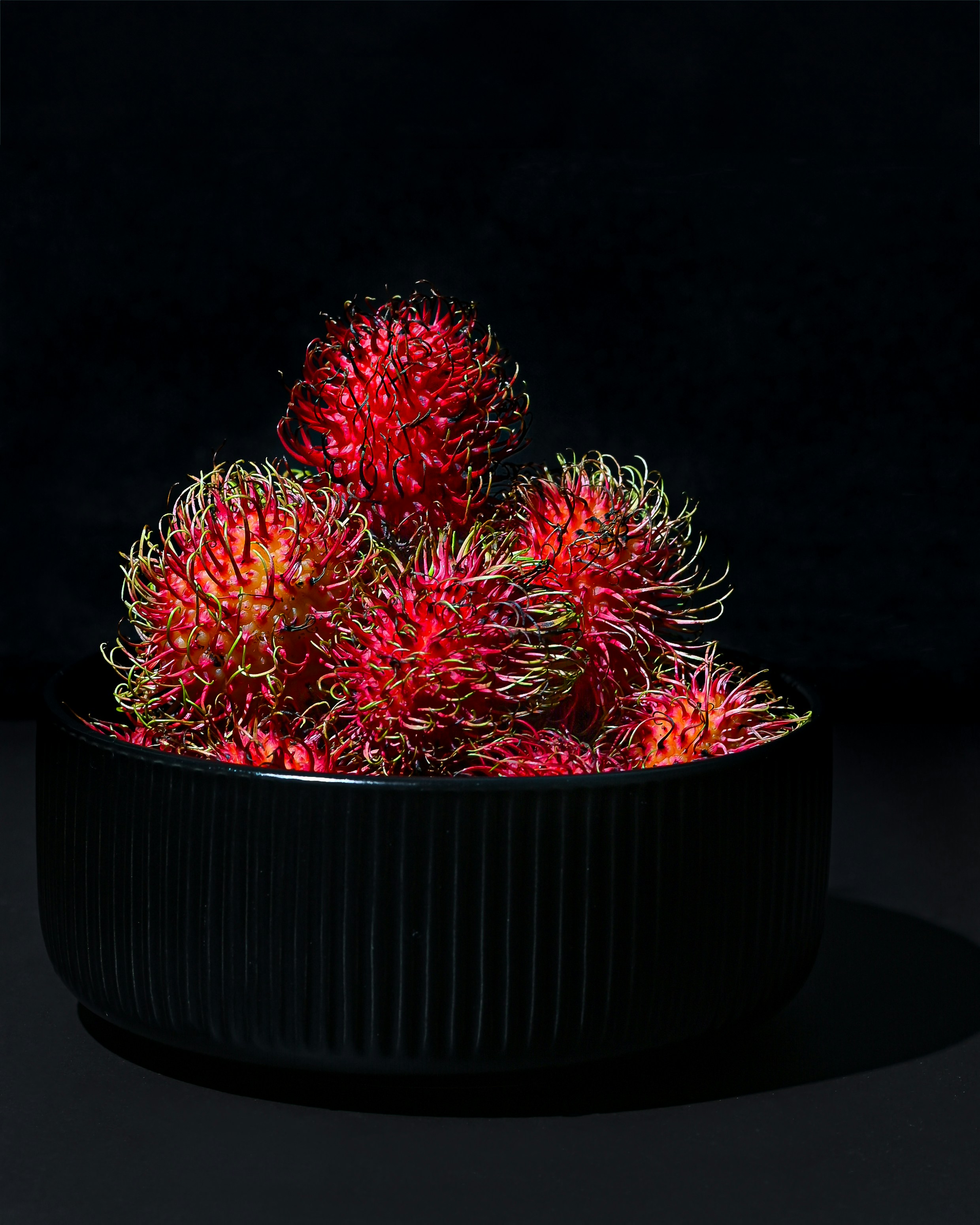 un bouquet de fruits qui se trouve dans un bol