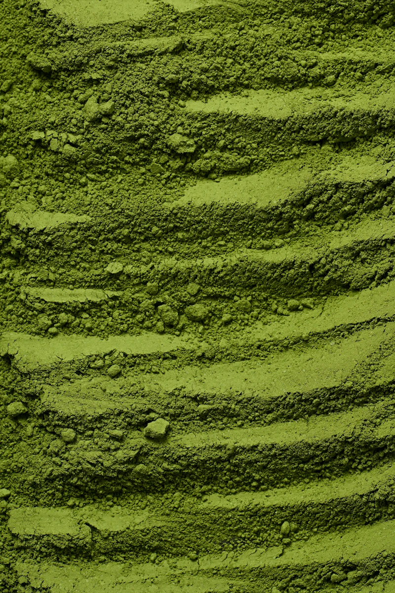 Frisches, leuchtend grünes Matcha-Pulver in einer Schale, die intensive Farbe zeigt optimale Qualität