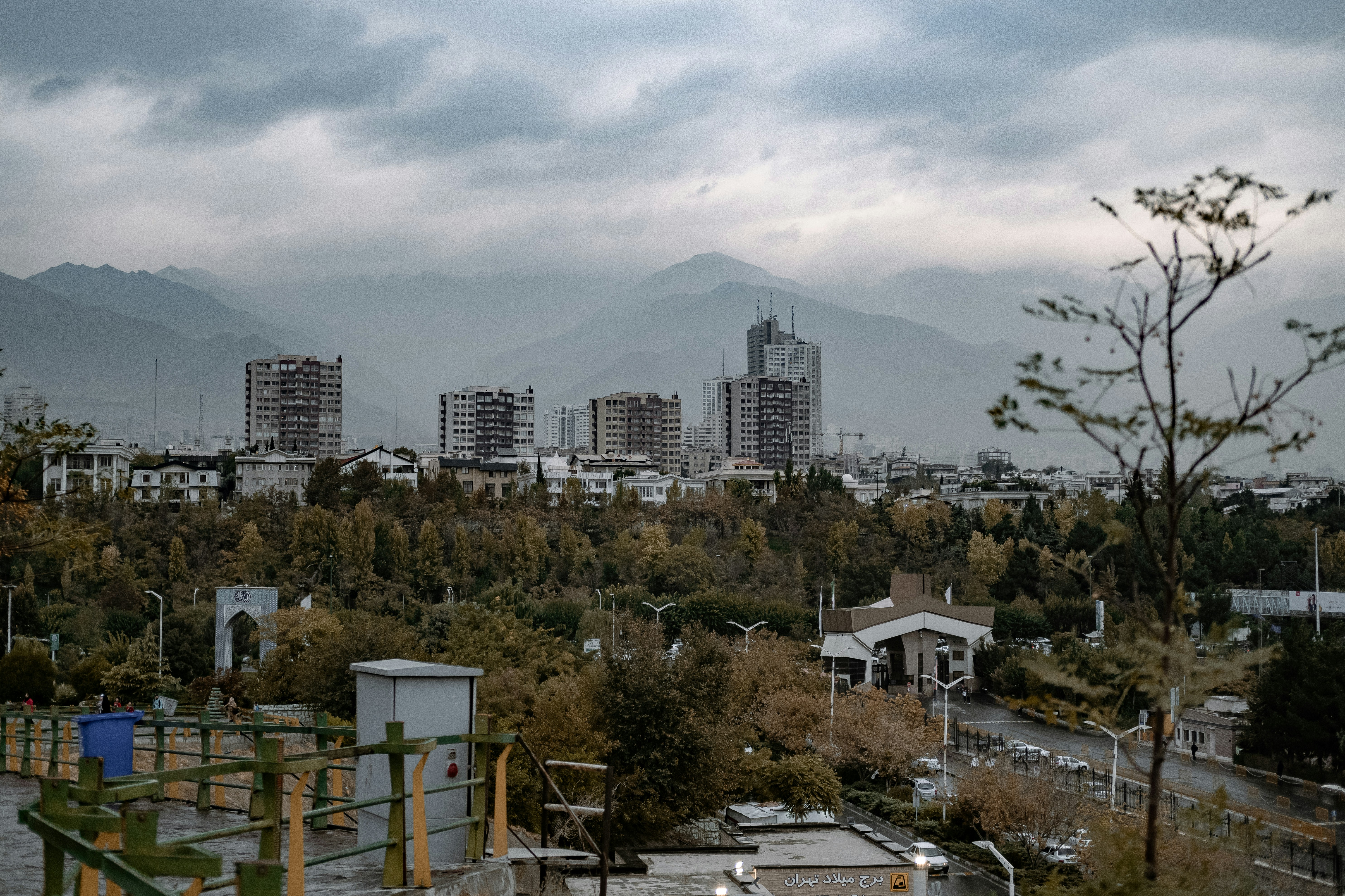 photo-1704090052075-bc8bbd19c68d?ixid=M3wxMjA3fDB8MXxzZWFyY2h8MTJ8fHRlaHJhbiUyMHBvc2hlc2h8ZW58MHx8fHwxNzY3ODA0MjM2fDA\u0026ixlib=rb-4.1.0