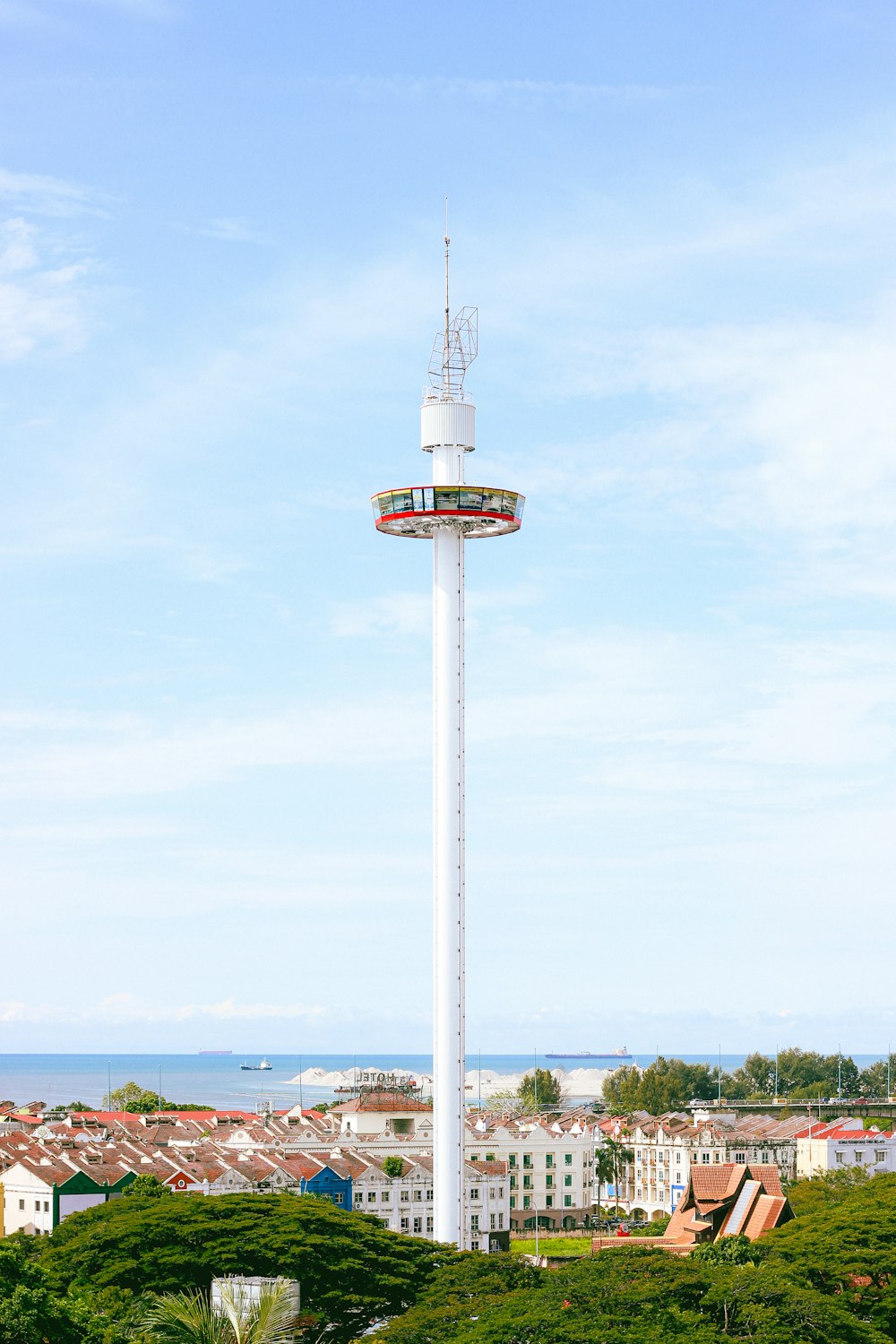 un'alta torre bianca con un orologio in cima