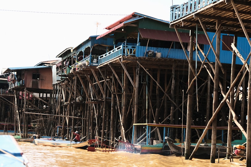 The Geographic Traveller: The Cambodian River That Becomes a Lake houses on stilts tonle sap