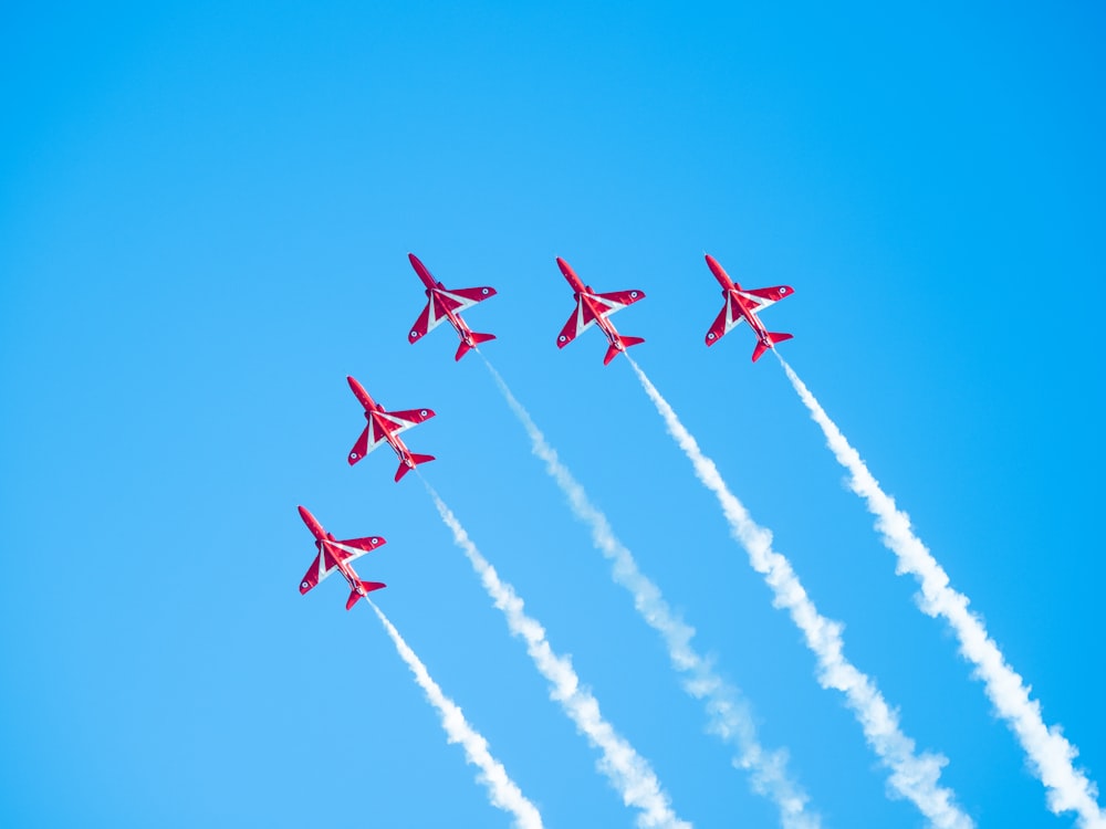 um grupo de aviões voando em formação no céu