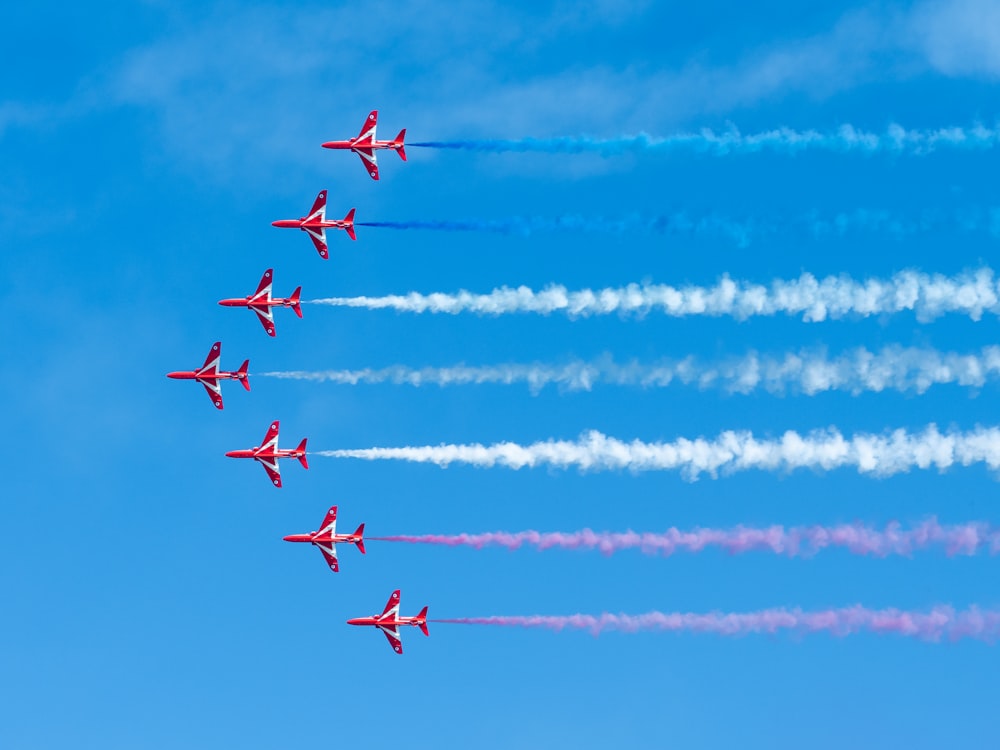 um grupo de aviões voando em formação no céu