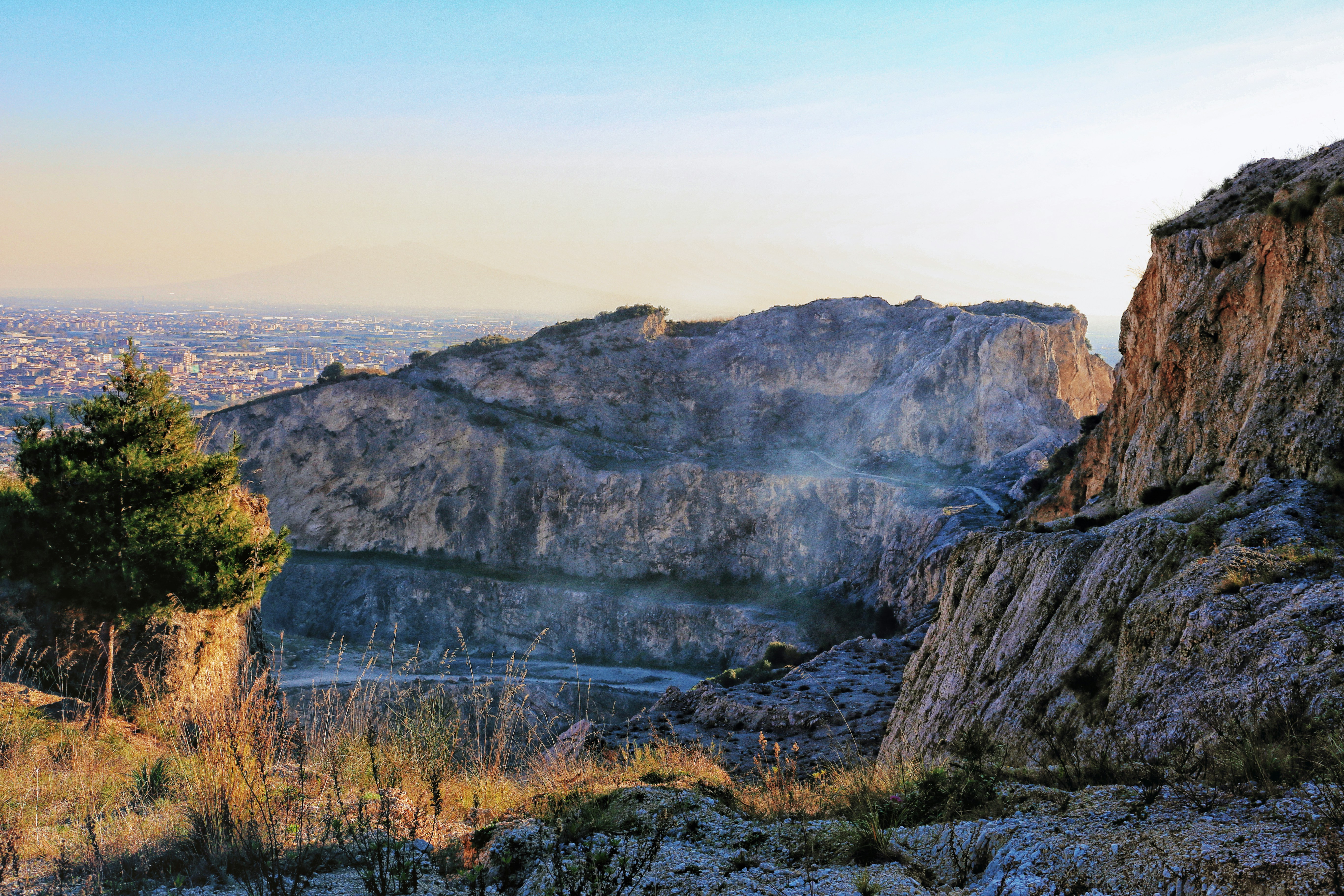 Una veduta di una città dalla cima di una montagna