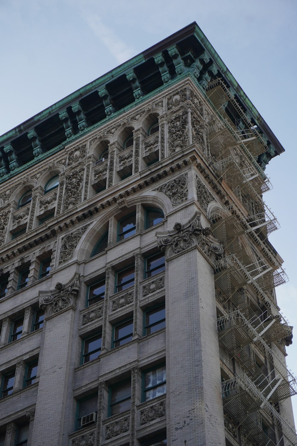 Un très grand bâtiment avec une horloge sur le côté