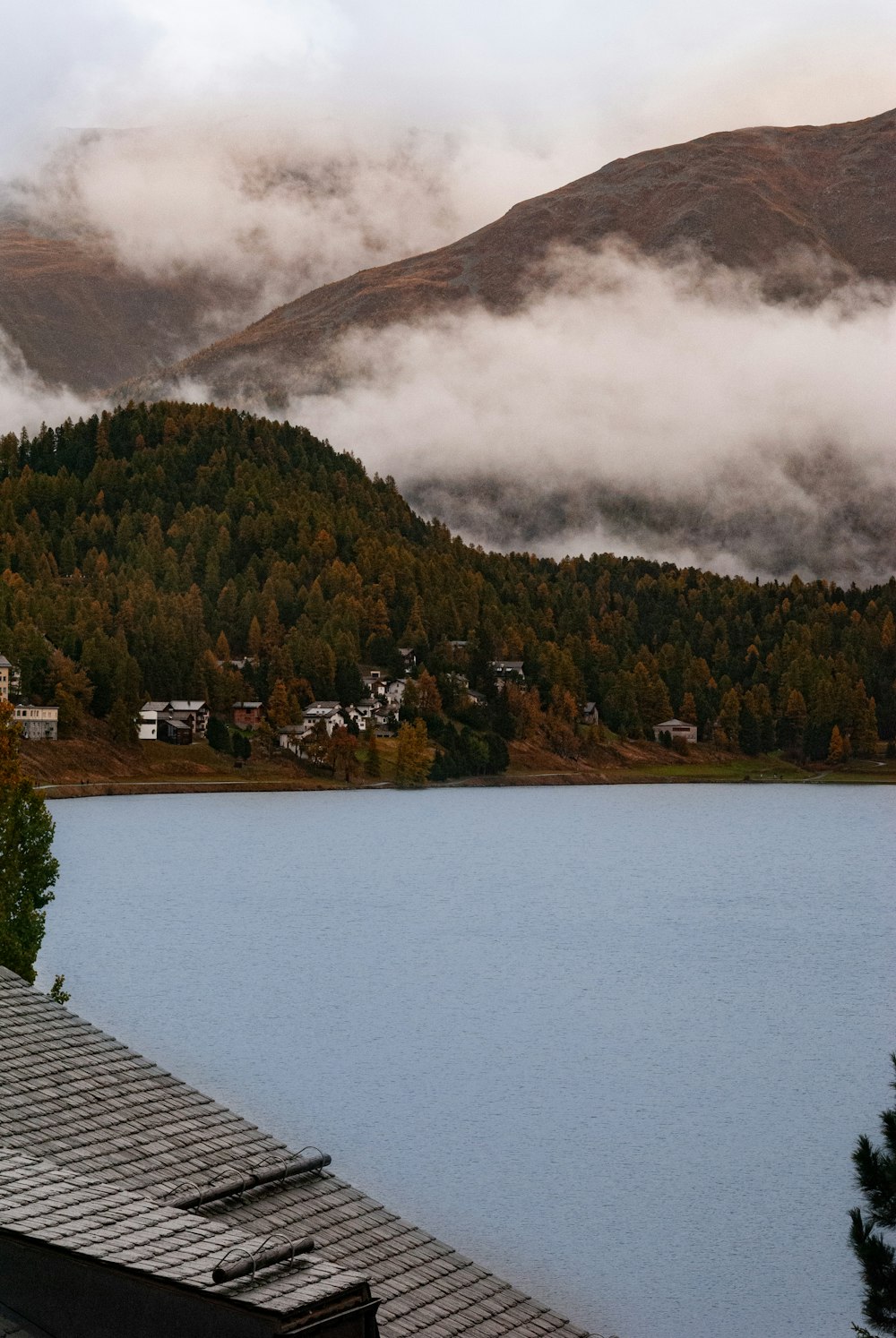 Una veduta di un lago con una montagna sullo sfondo