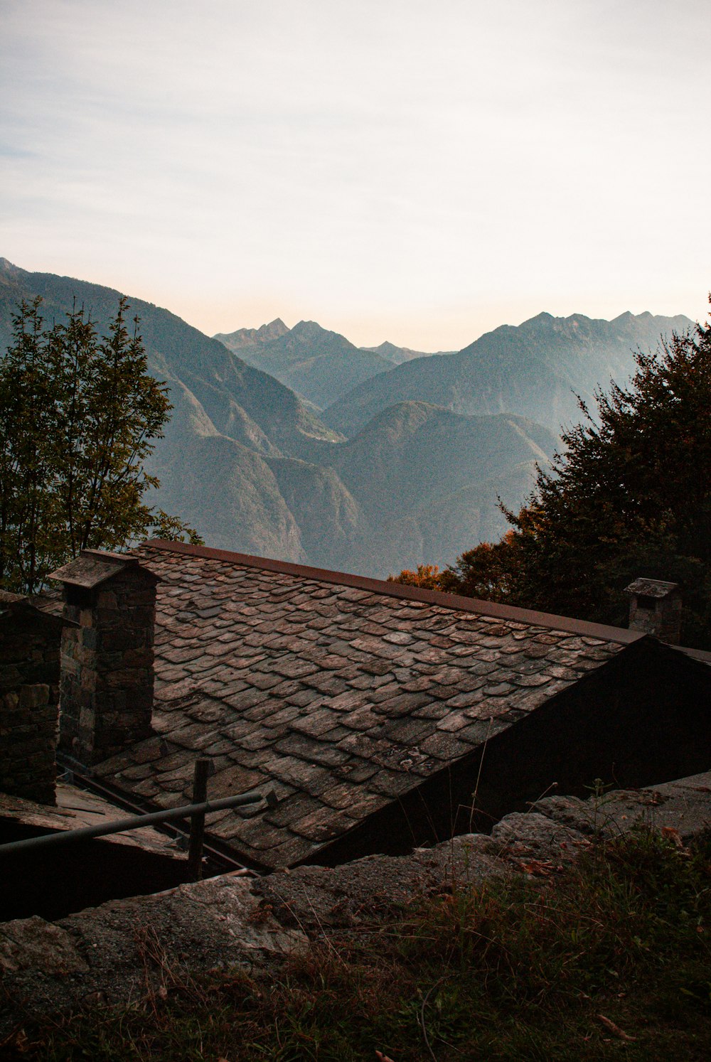 Una vista di una catena montuosa da un tetto