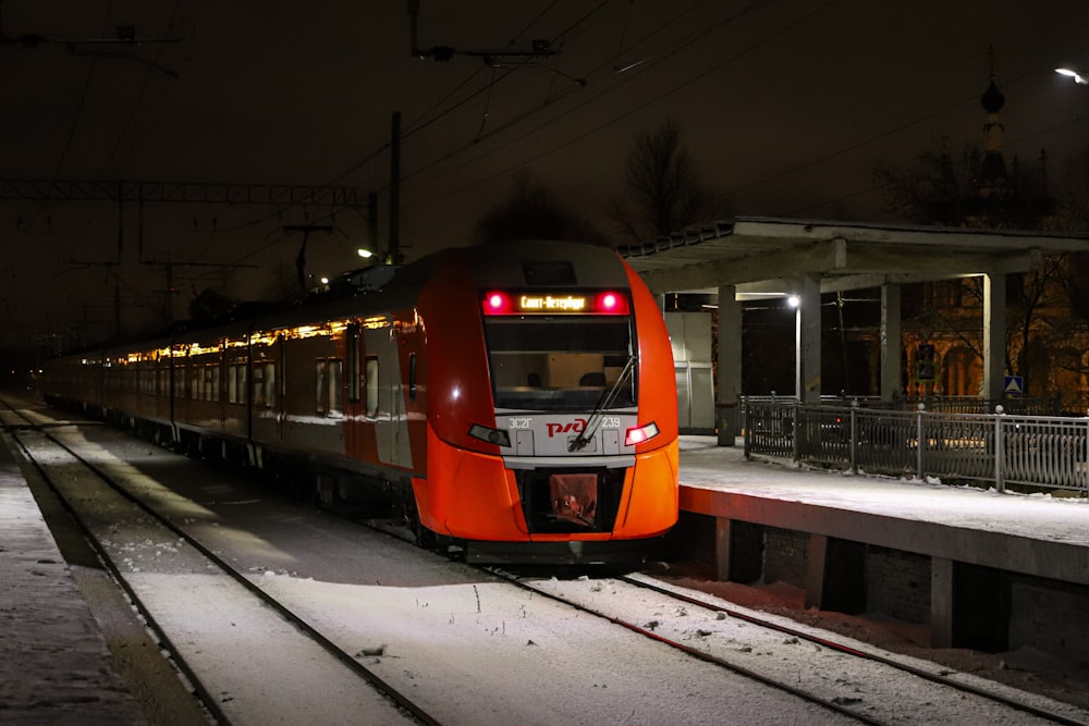 夜の線路を走る赤い列車