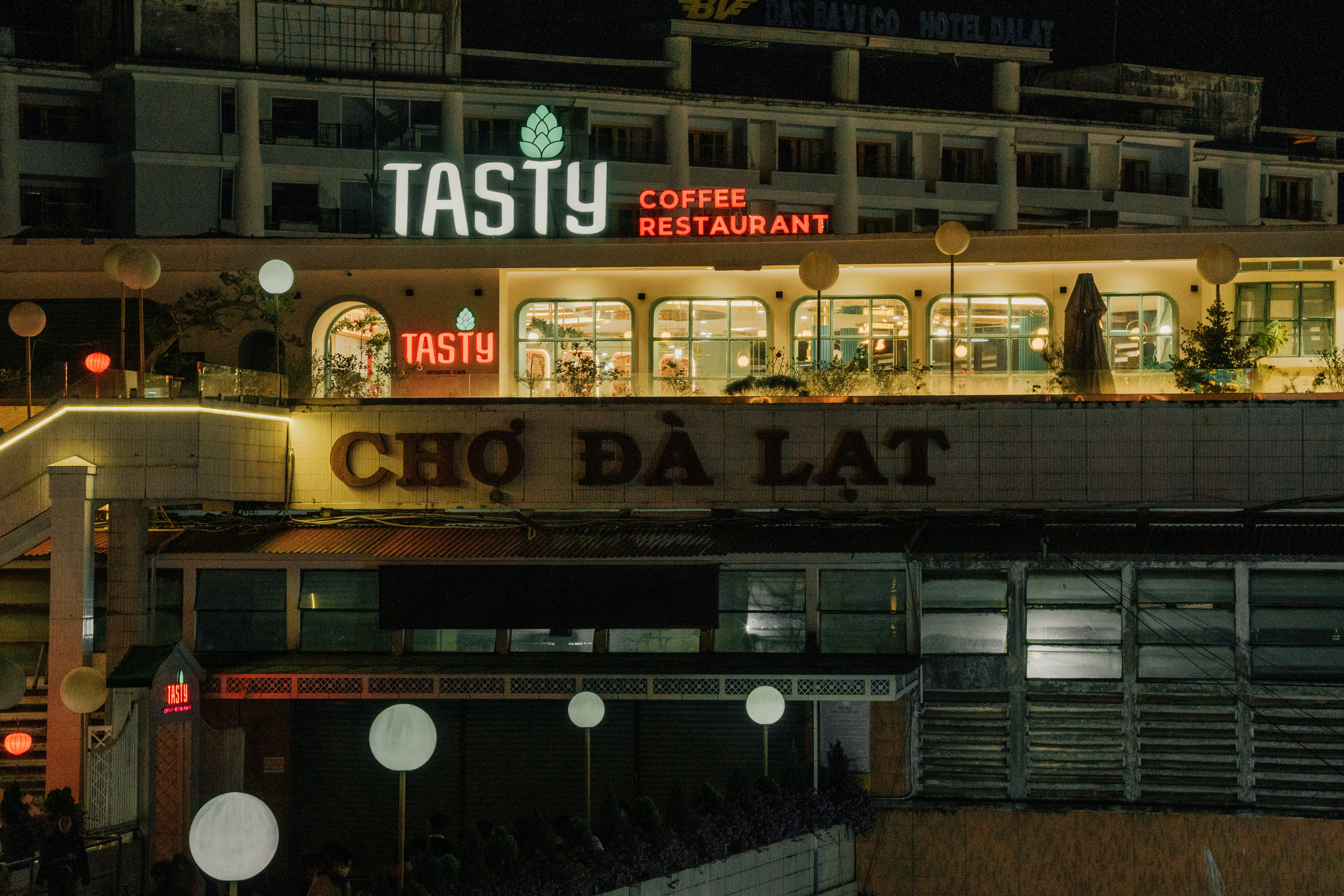 Un restaurant éclairé la nuit avec des lumières allumées