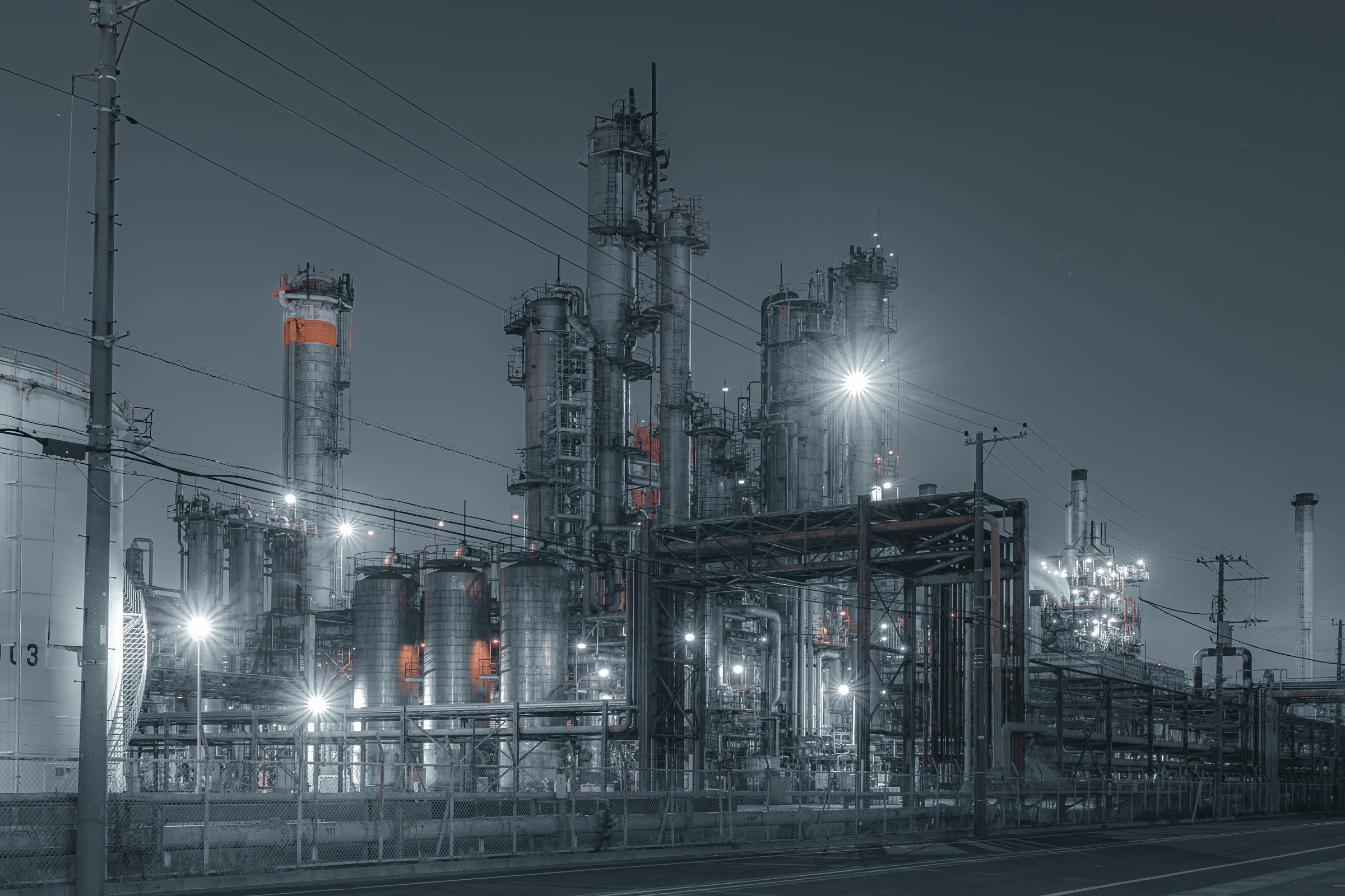 Refinería iluminada durante la noche