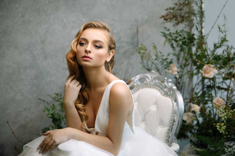 Mujer sofisticada en vestido blanco