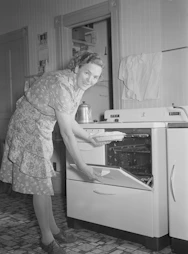 Mrs. Saugstad about to bake a pie in her electric oven