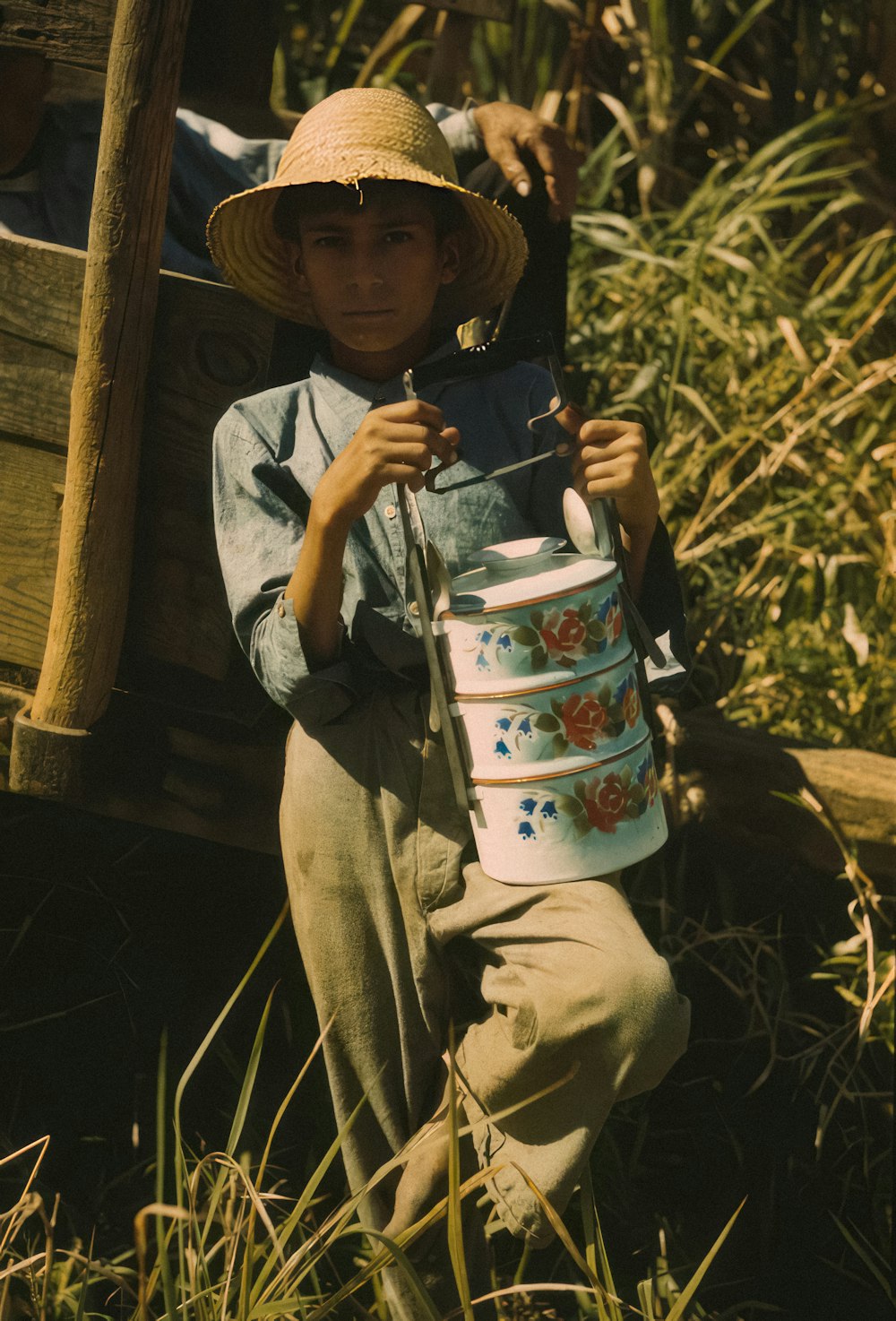 Figlio di uno degli agricoltori della FSA del progetto Rio Piedras che ha portato il pranzo a suo padre, mentre lavorava nel campo di canna da zucchero, vicino a Rio Piedras, Porto Rico