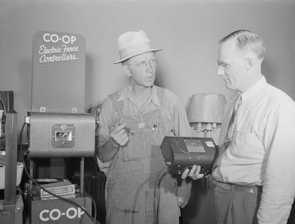 Saugstad discussing an electric fence with the manager of the consumer's cooperative
