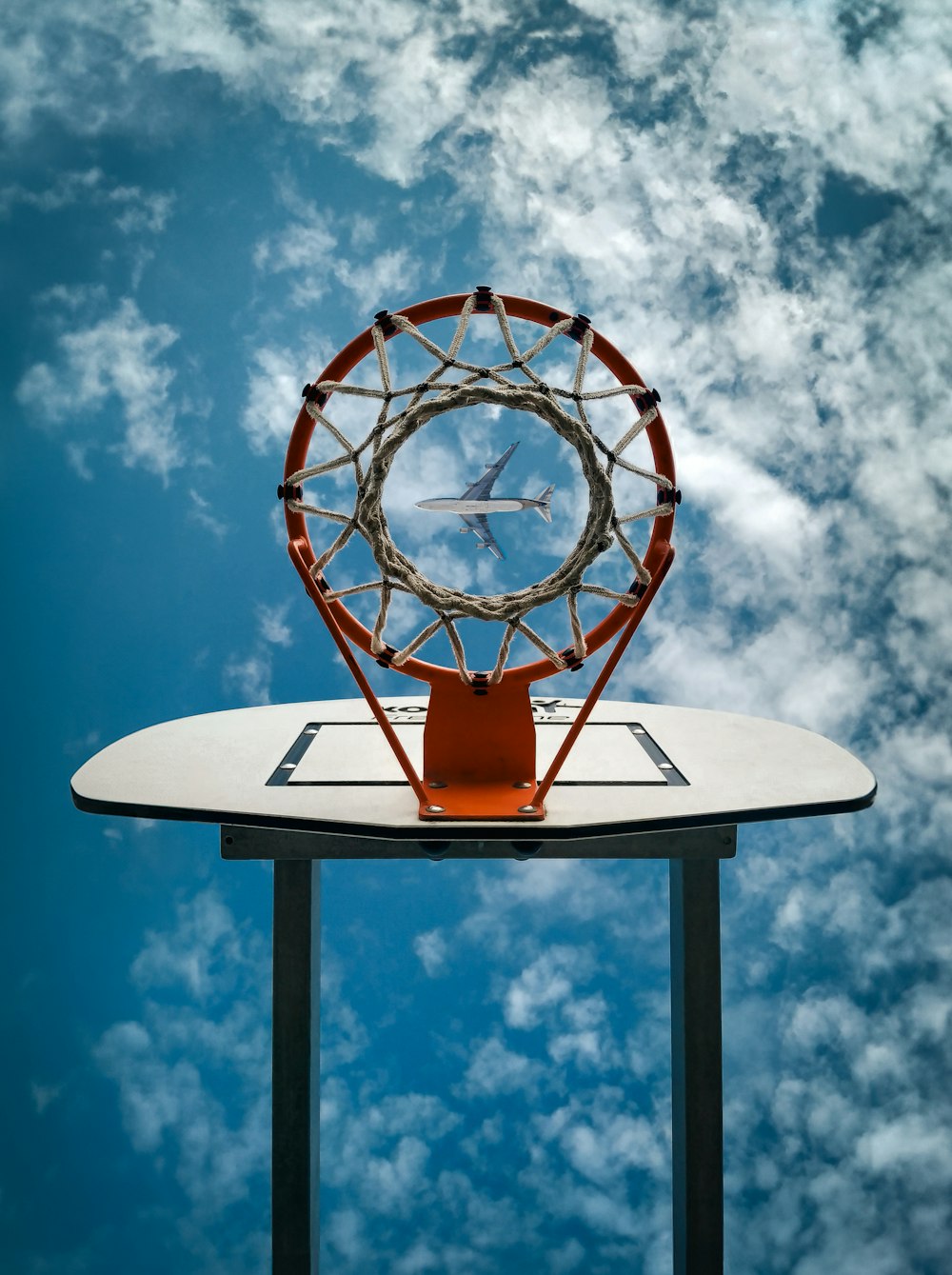 Un reloj sentado encima de una canasta de baloncesto