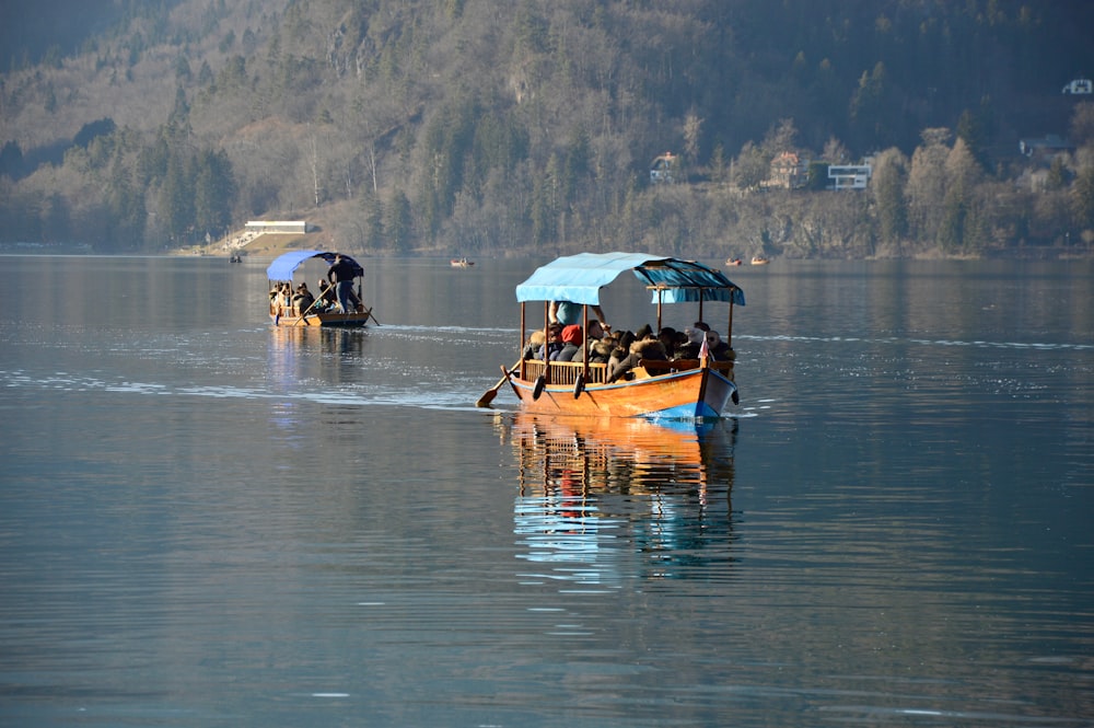 um par de barcos flutuando no topo de um lago