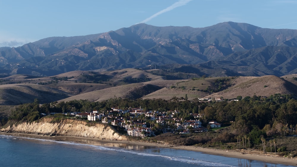 una vista panoramica su una spiaggia e sulle montagne