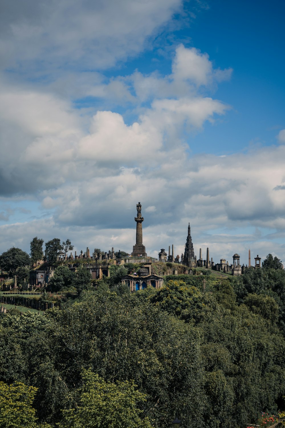 uma vista de um castelo no meio de uma floresta