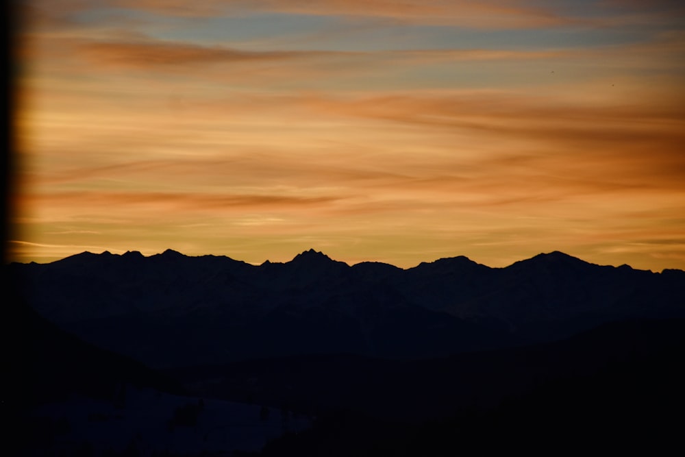 Una vista de una cadena montañosa al atardecer