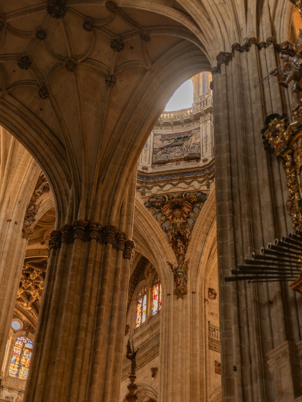 el interior de una catedral con altos techos abovedados