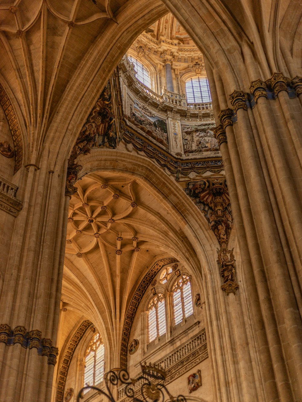 Una gran catedral con muchas ventanas y una lámpara de araña