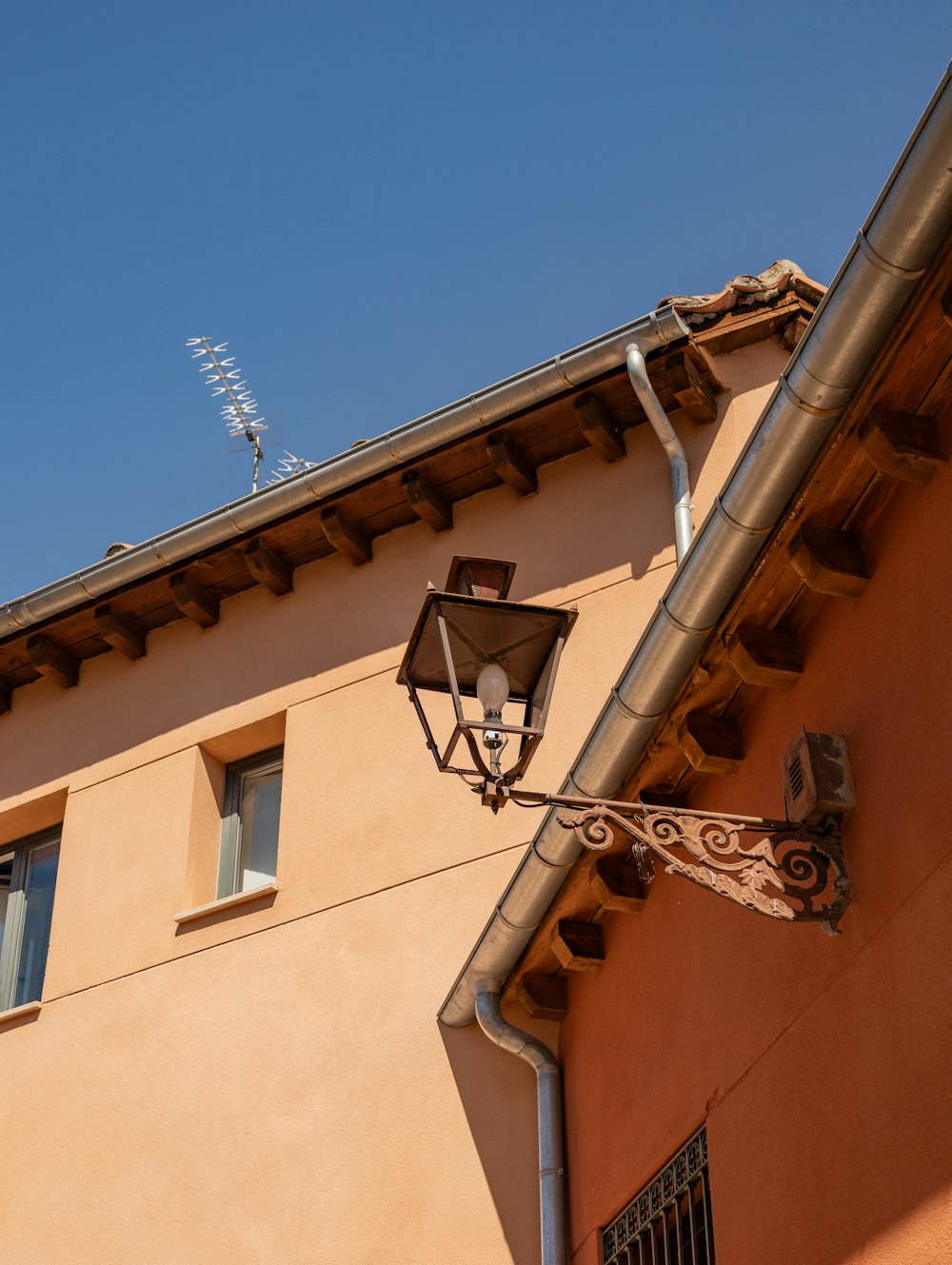 a street light on the side of a building