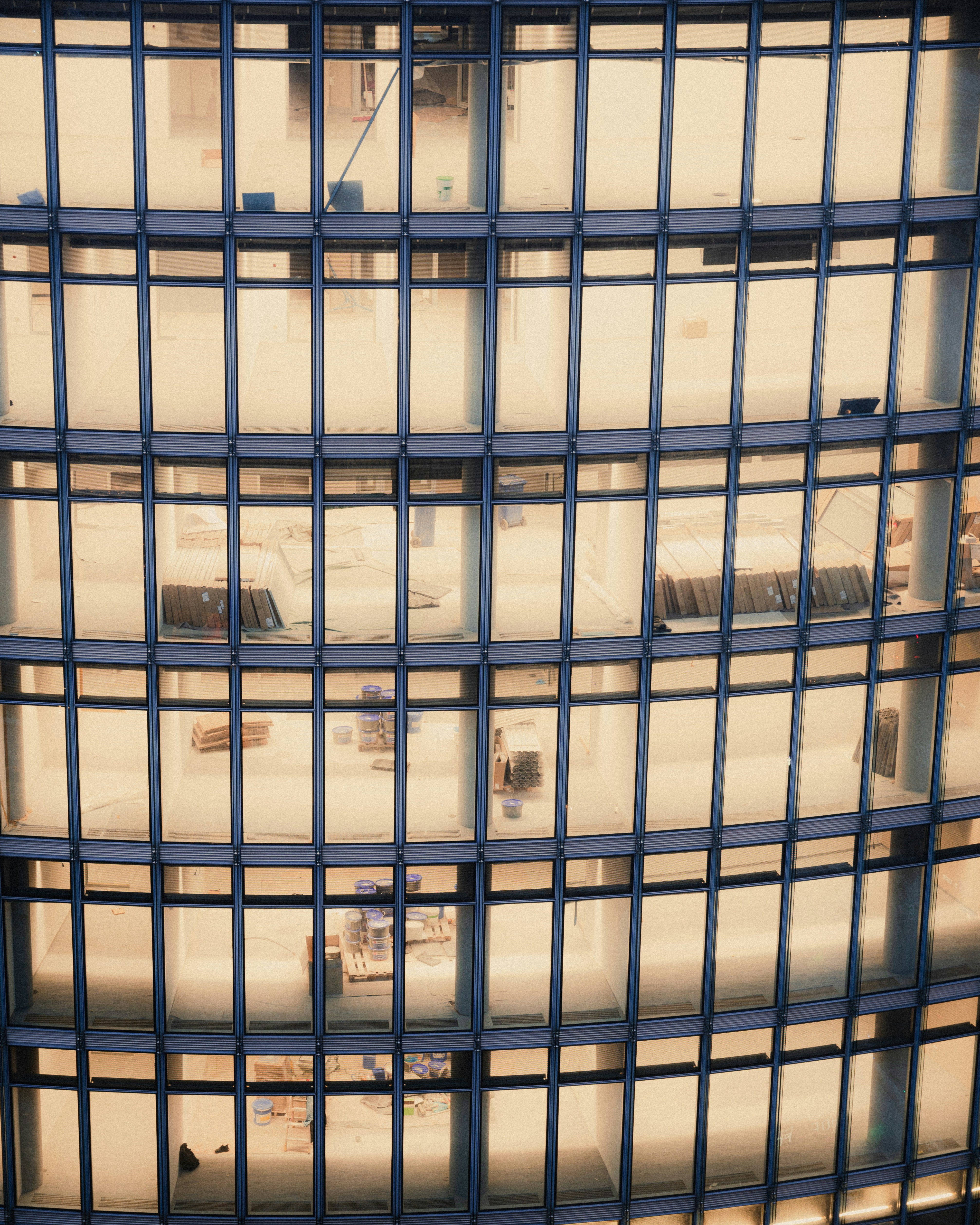 窓がたくさんある高層ビル