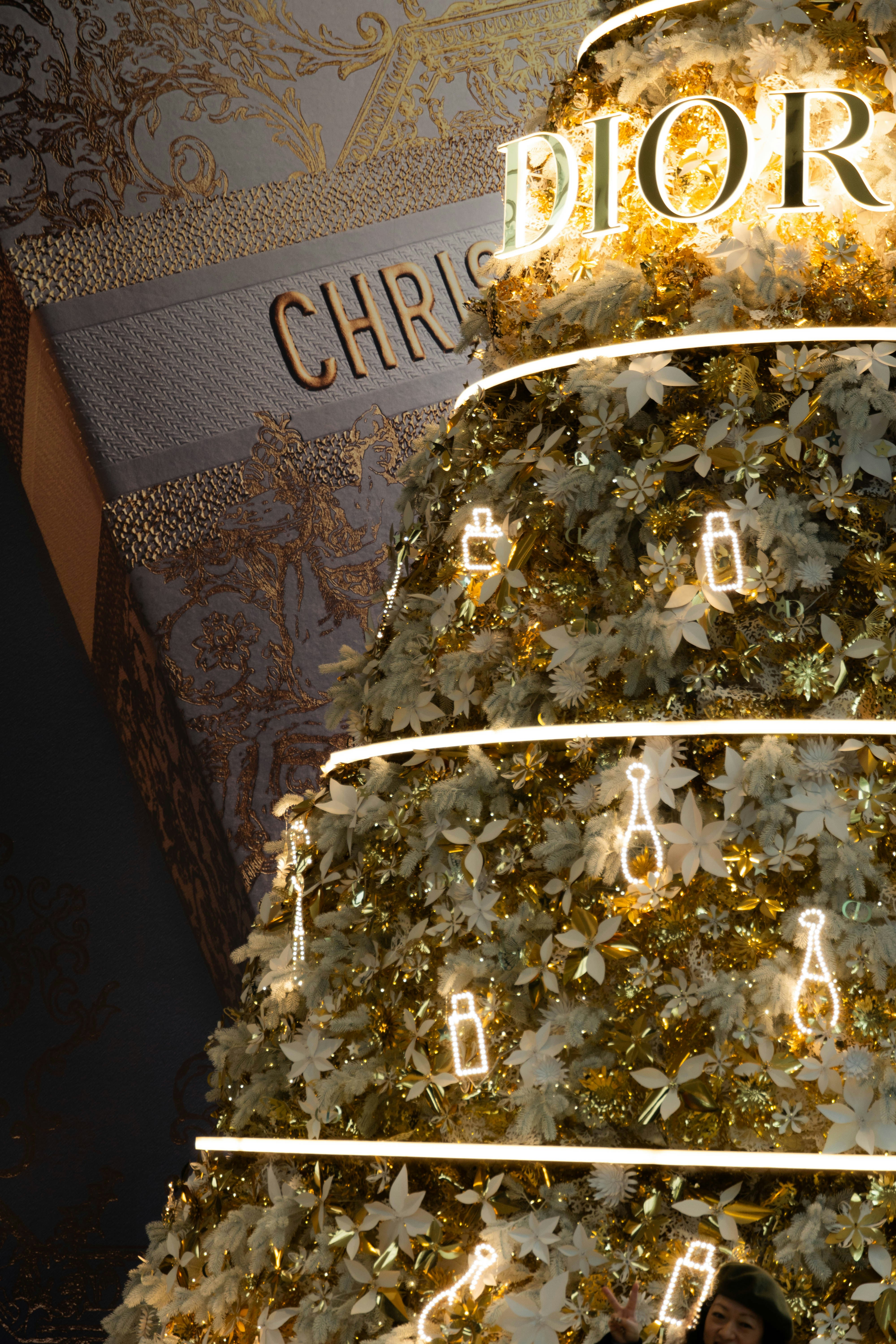 ディオールのロゴが輝く、金色と白のクリスマスツリー