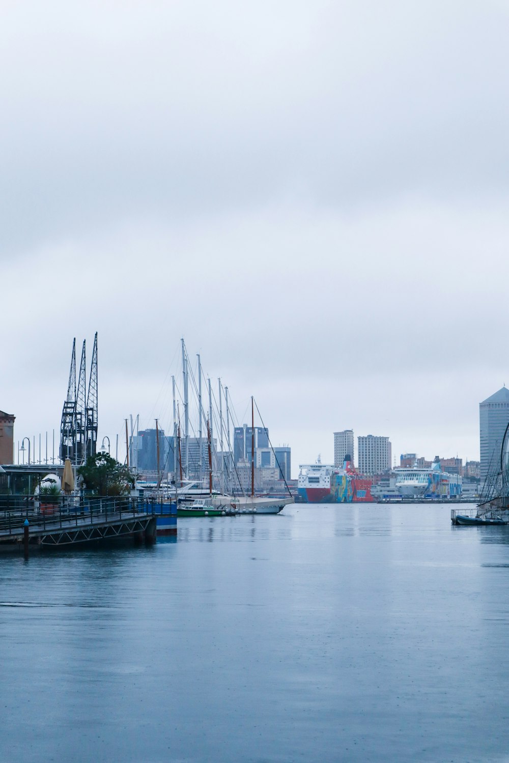 um porto cheio de barcos ao lado de edifícios altos