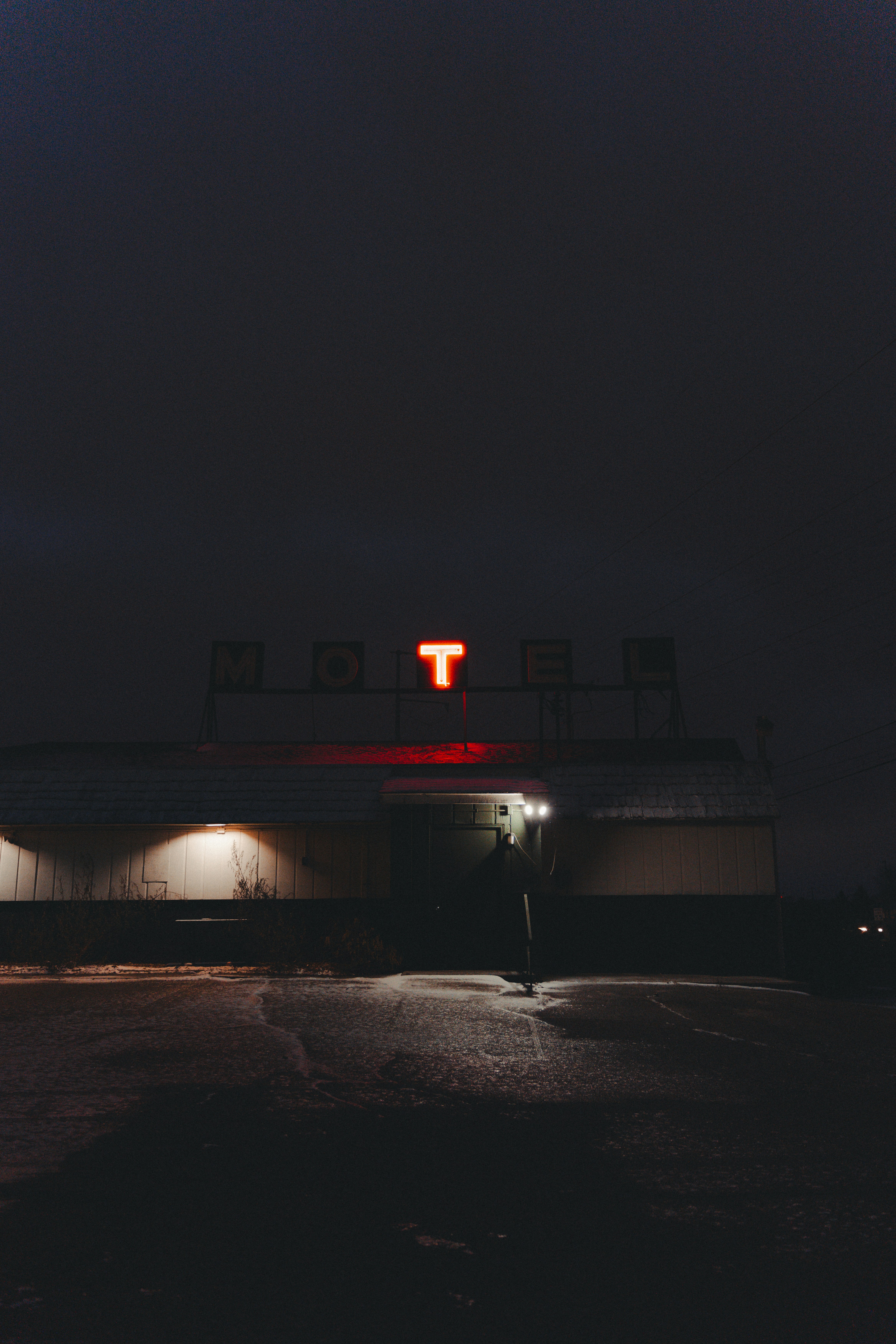 A building with a red light on top of it photo Free United states