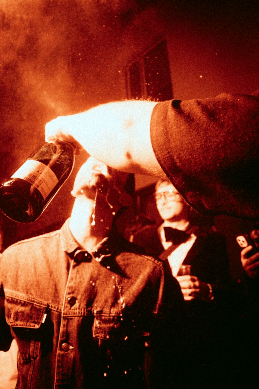 um homem segurando uma garrafa de vinho na mão