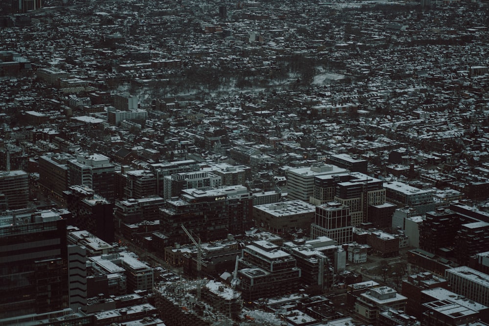 Una vista aérea de una ciudad en la nieve