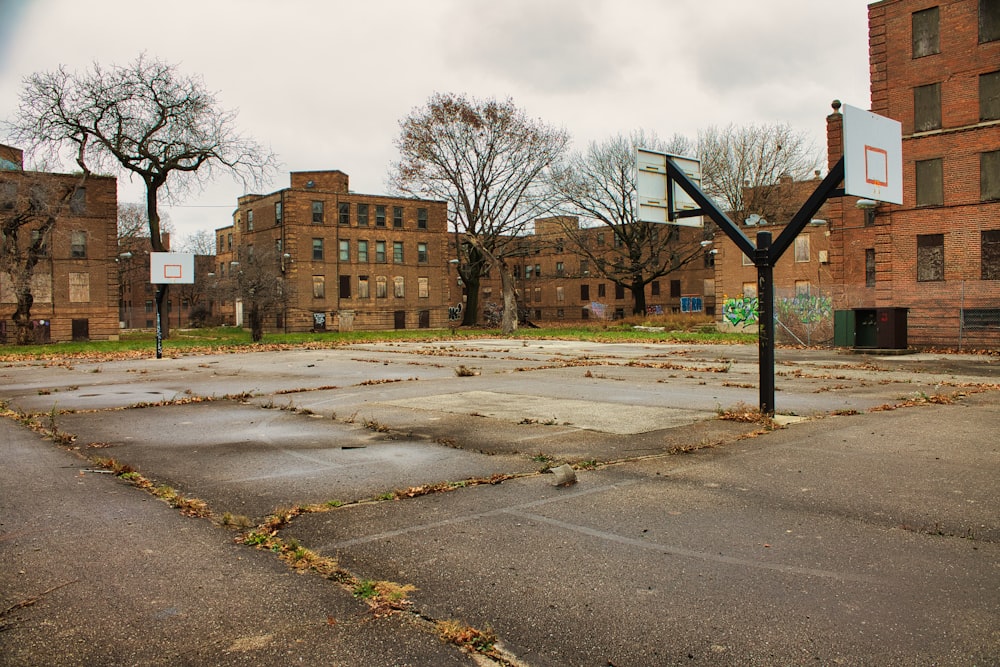 ein leerer Basketballplatz, umgeben von Backsteingebäuden