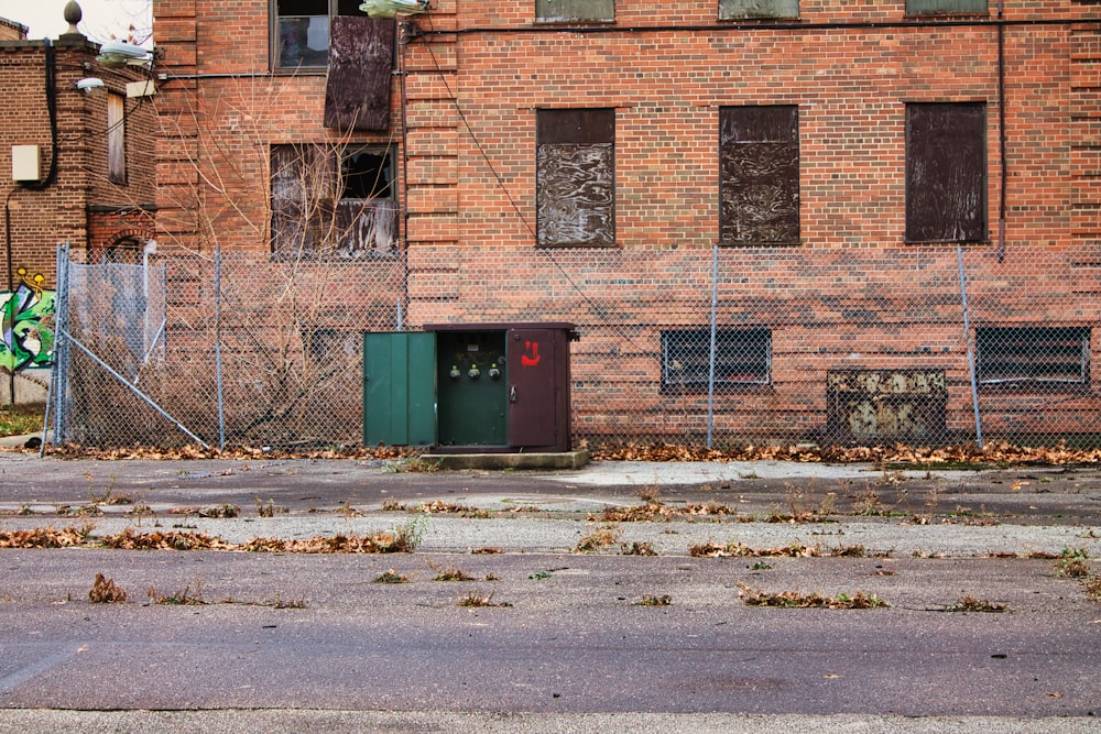 um hidrante em frente a um prédio de tijolos