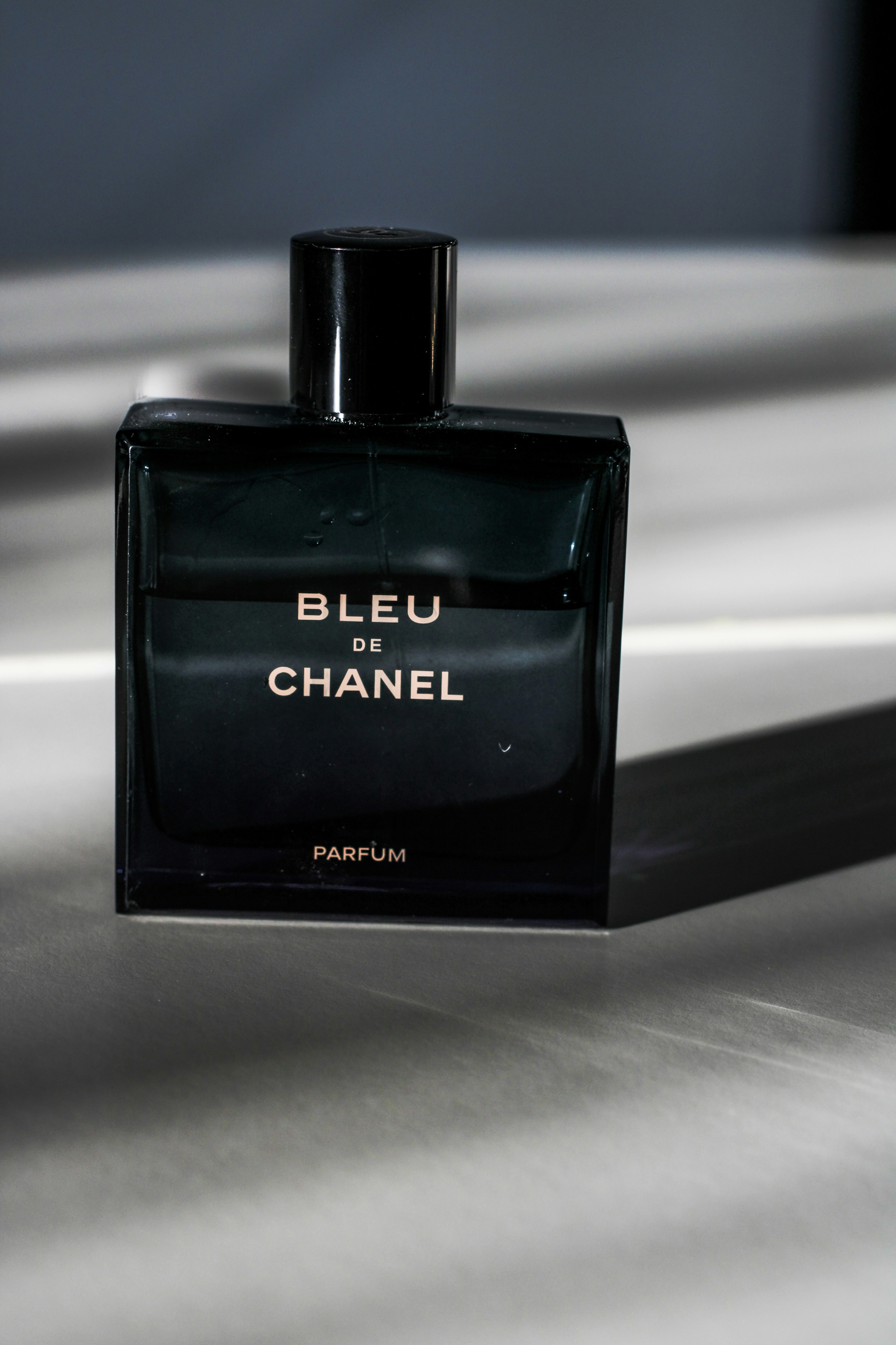 بطری عطر Bleu de Chanel مربعی آبی تیره با درپوش مشکی