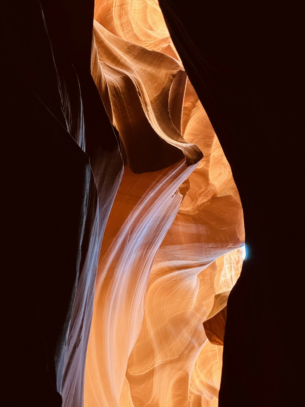 La luz brilla a través de las rocas del cañón