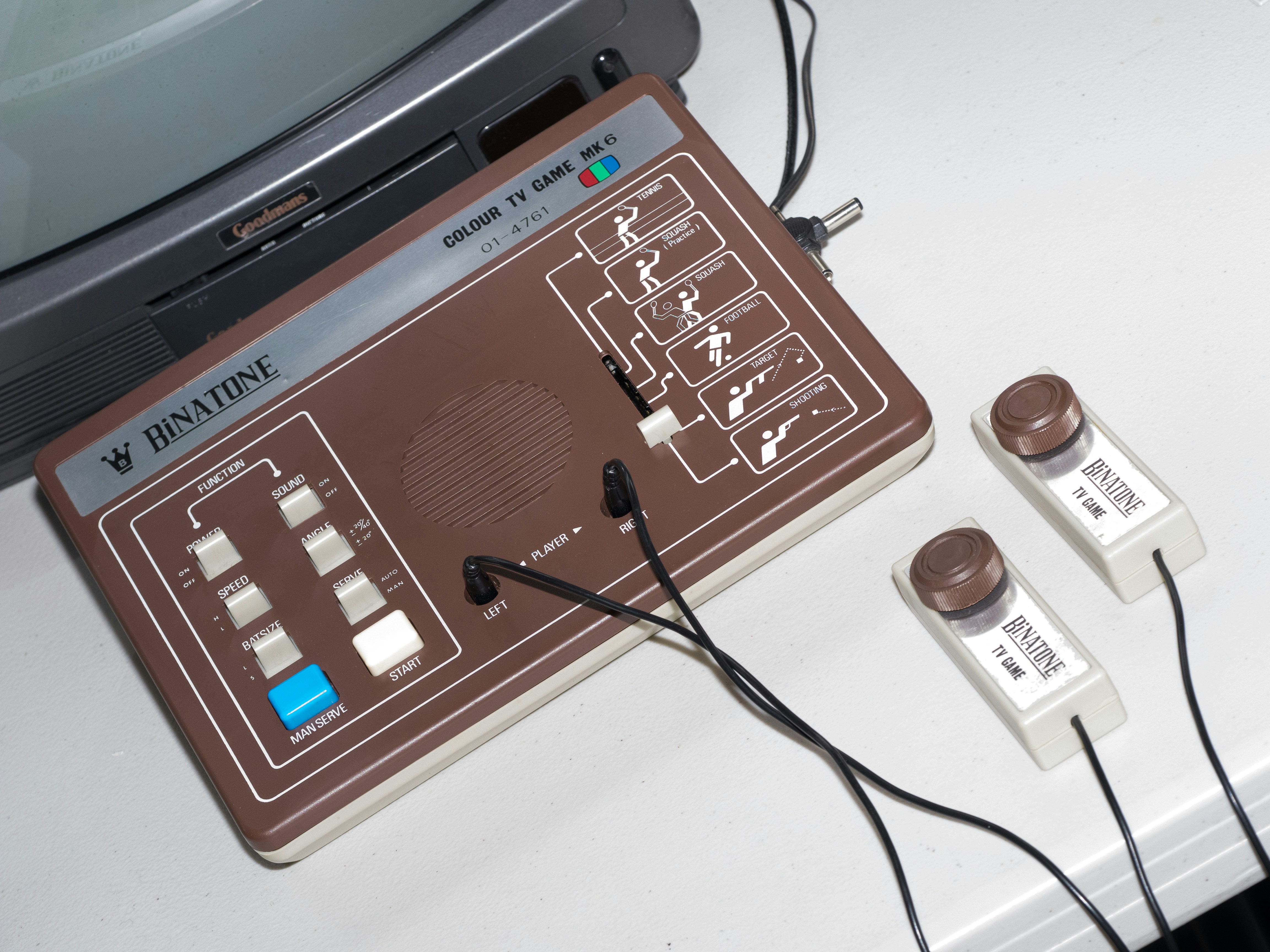 Non-Living Hydrogels Learn to Play Pong