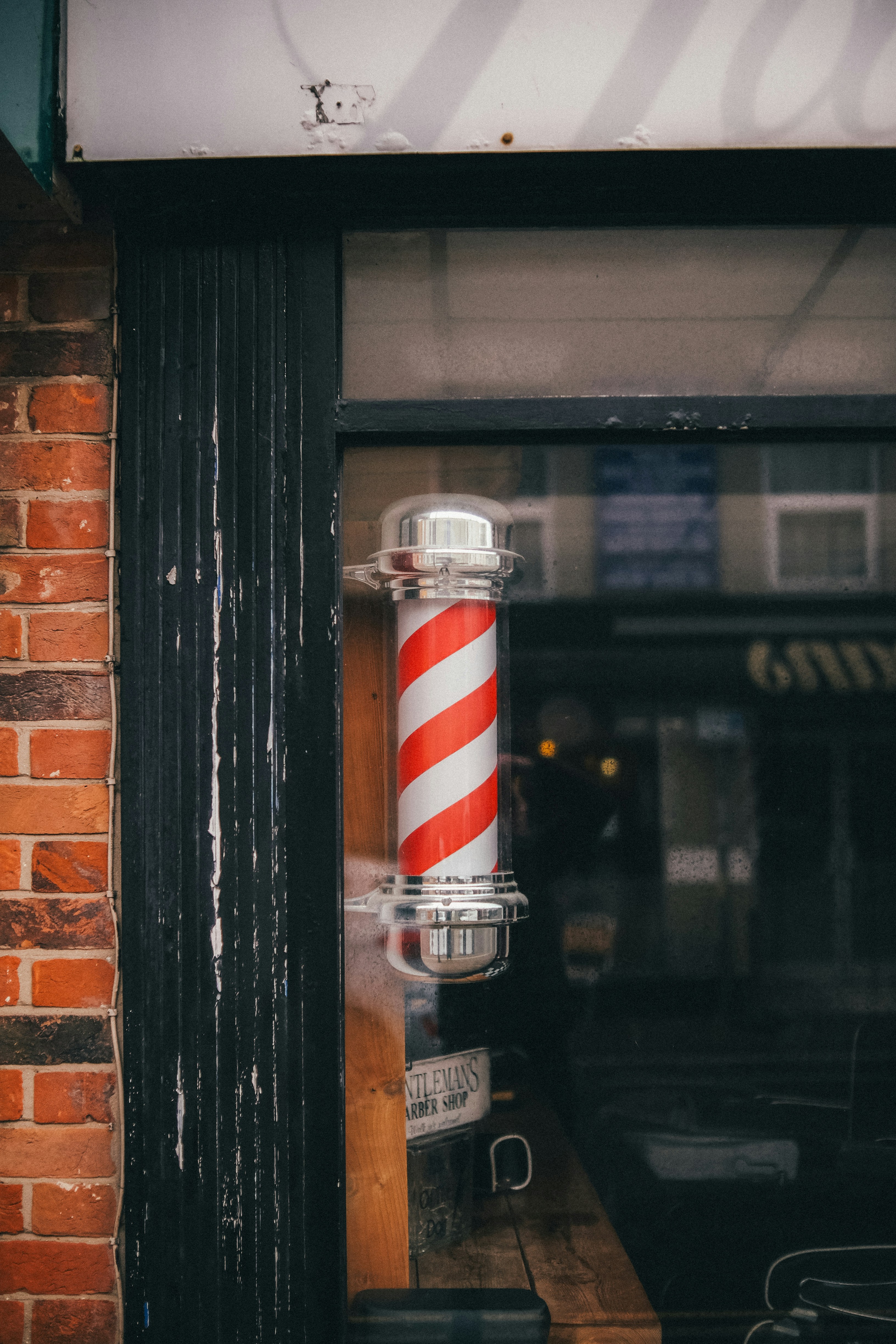 un idrante antincendio rosso e bianco seduto sul lato di un edificio