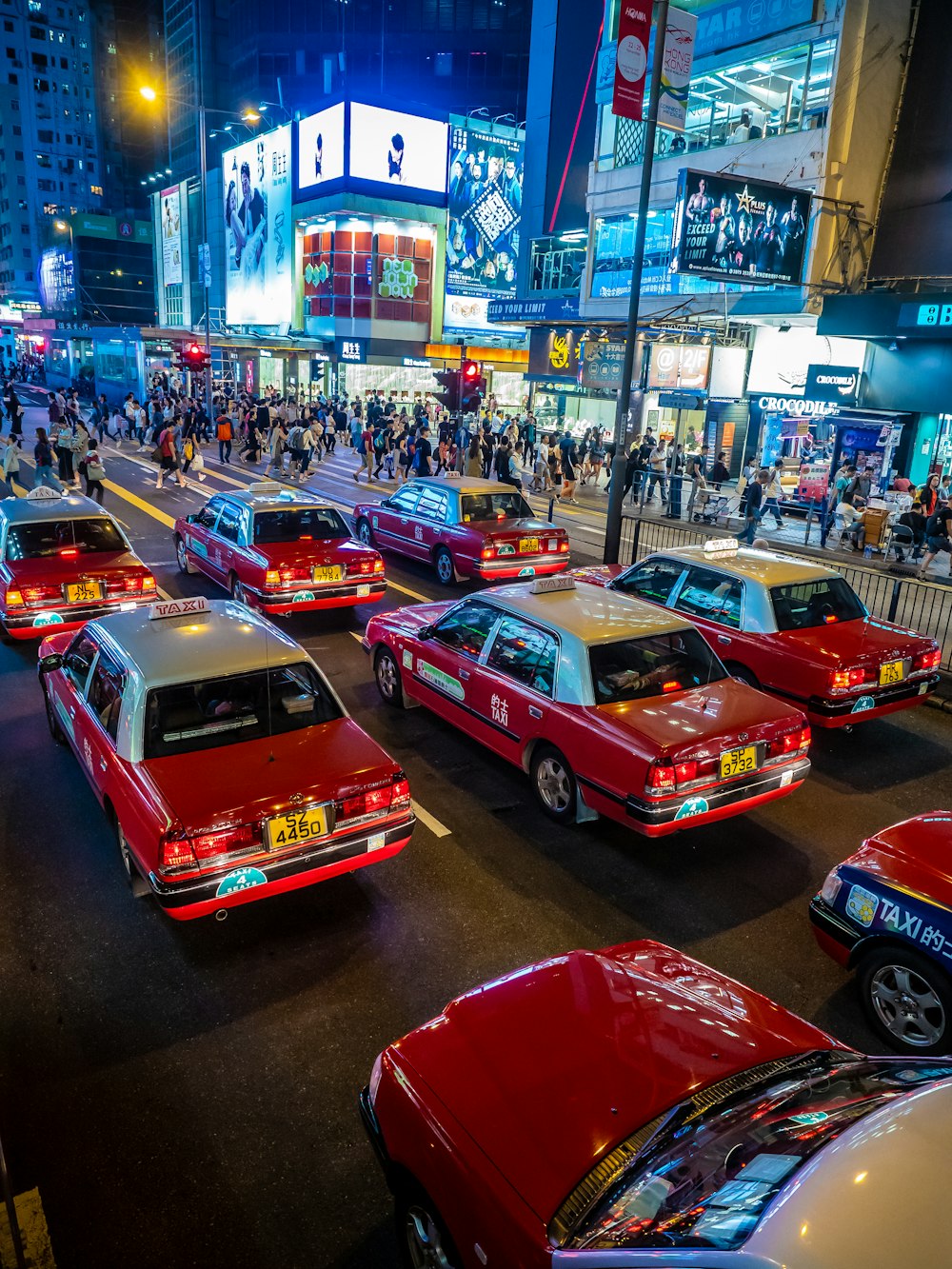 a busy city street filled with lots of traffic