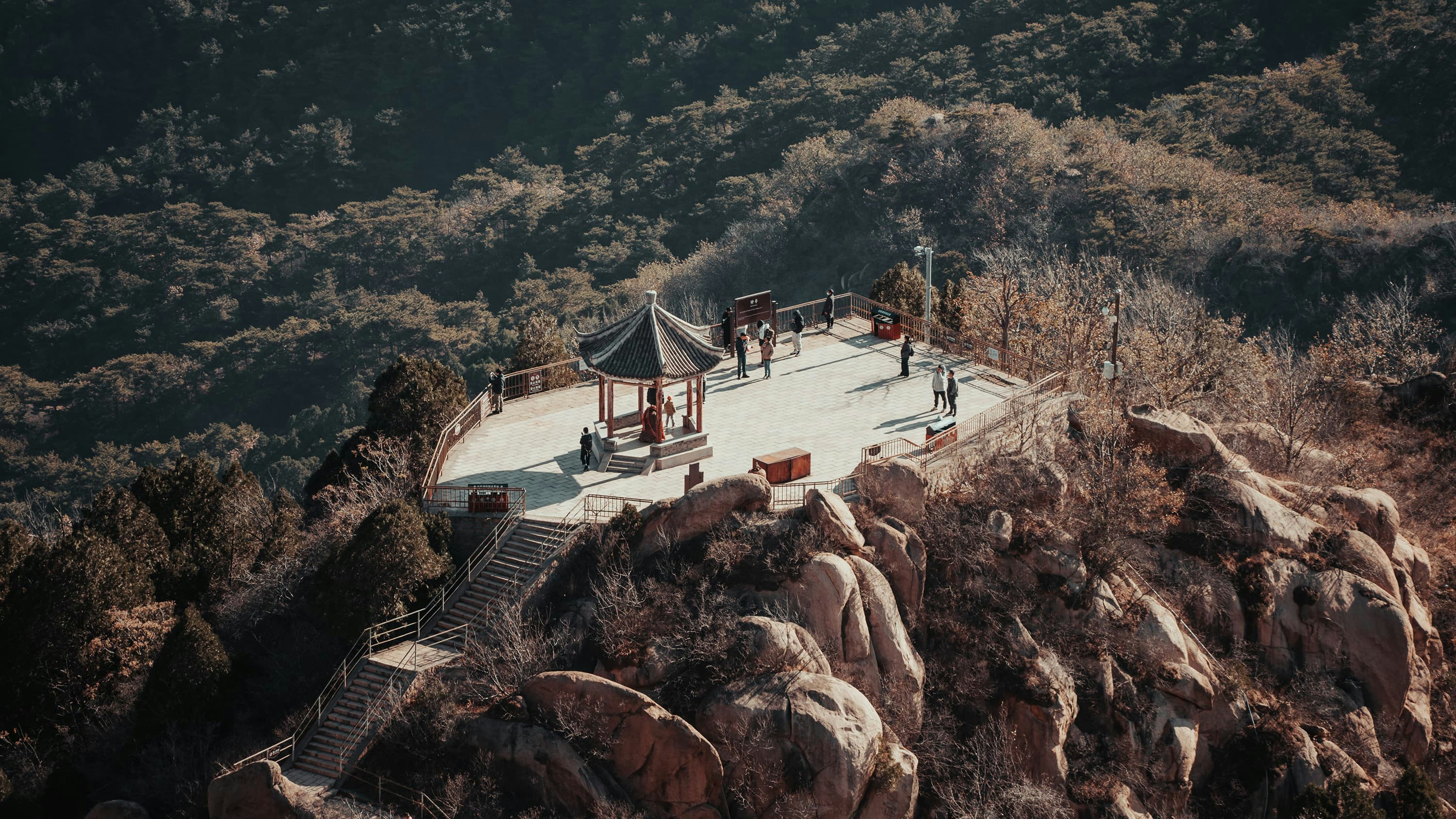 Un belvédère au sommet d’une montagne entourée d’arbres