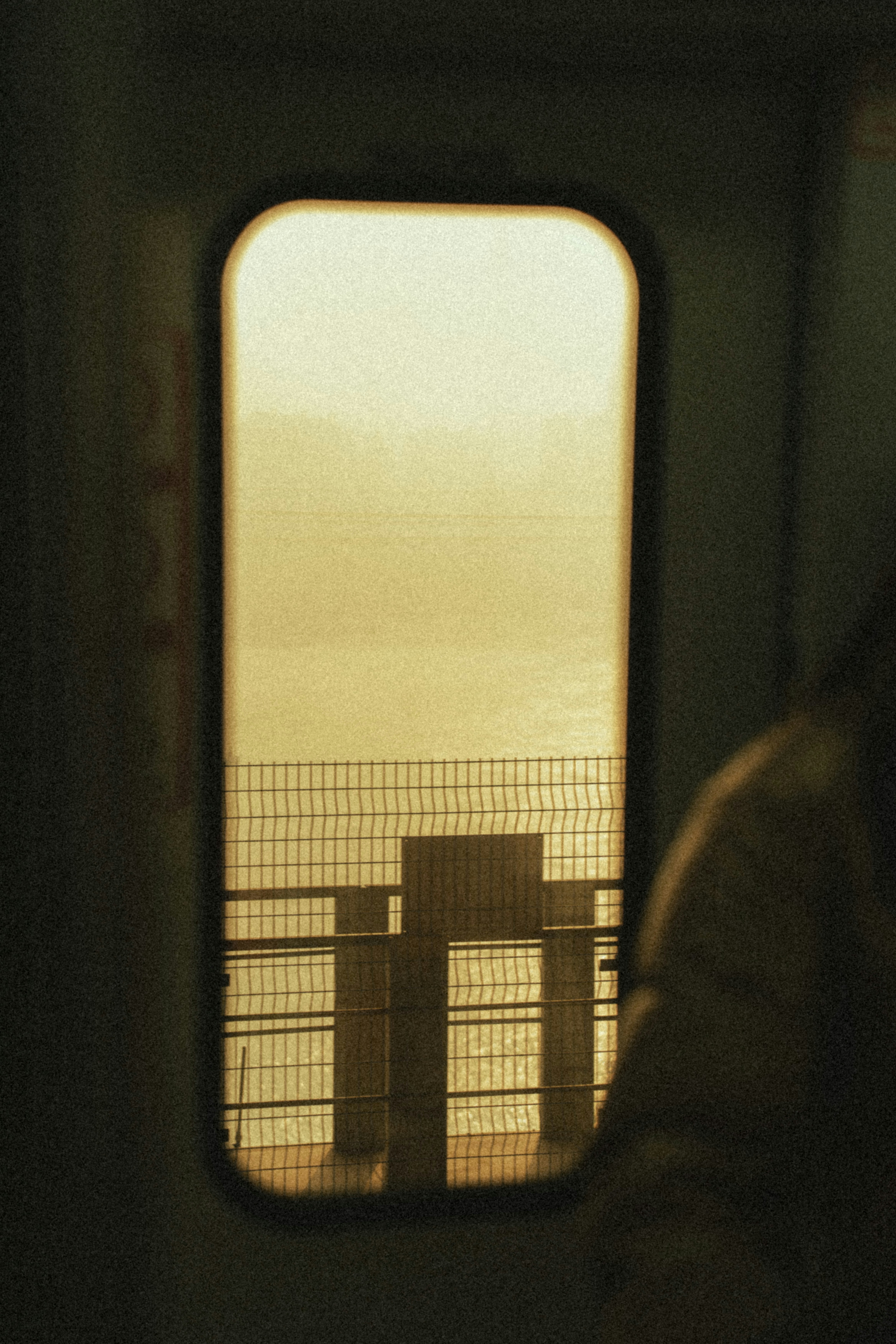 창문을 통해 보이는 수역