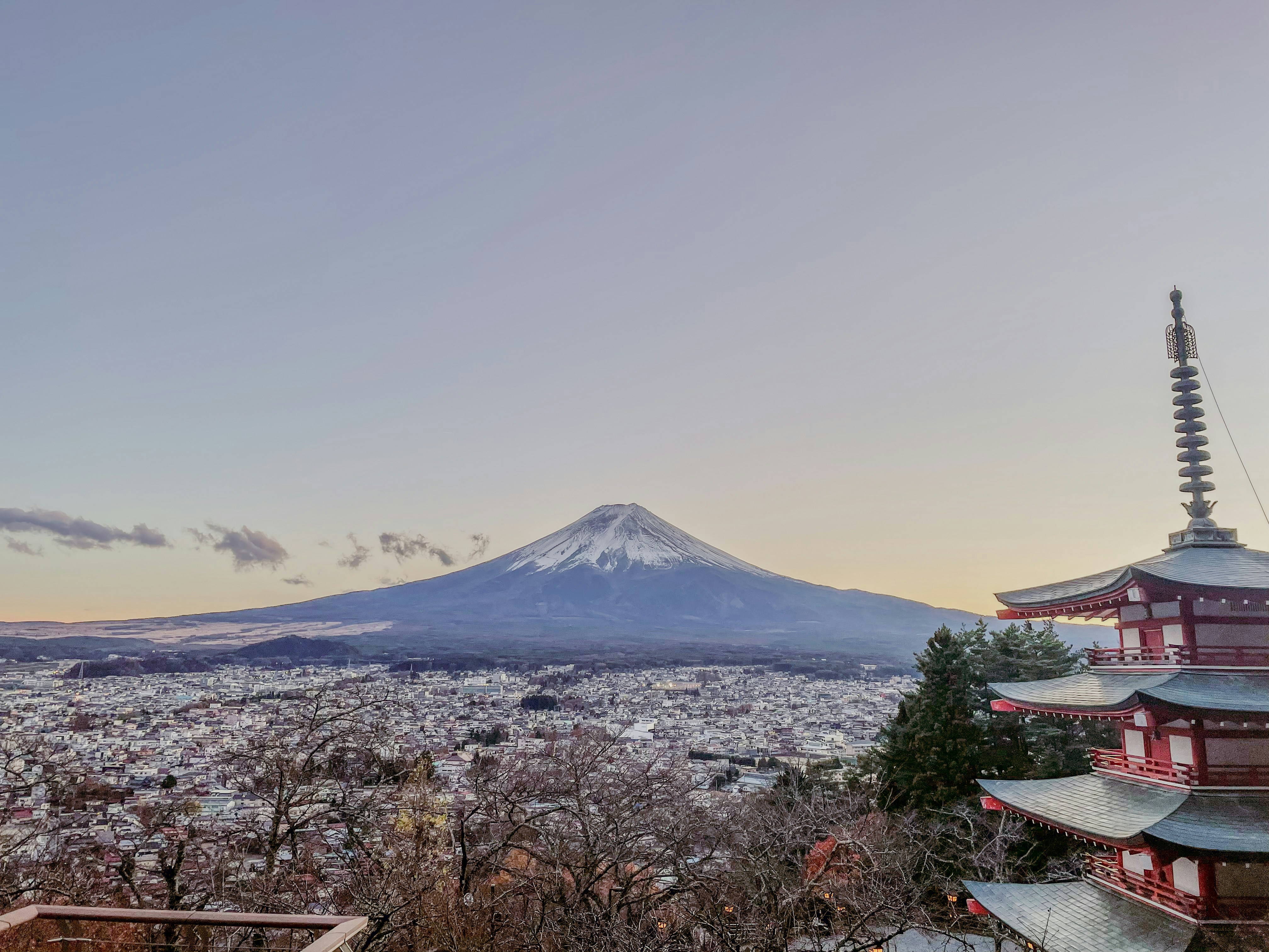 Una veduta di una montagna con una pagoda in primo piano