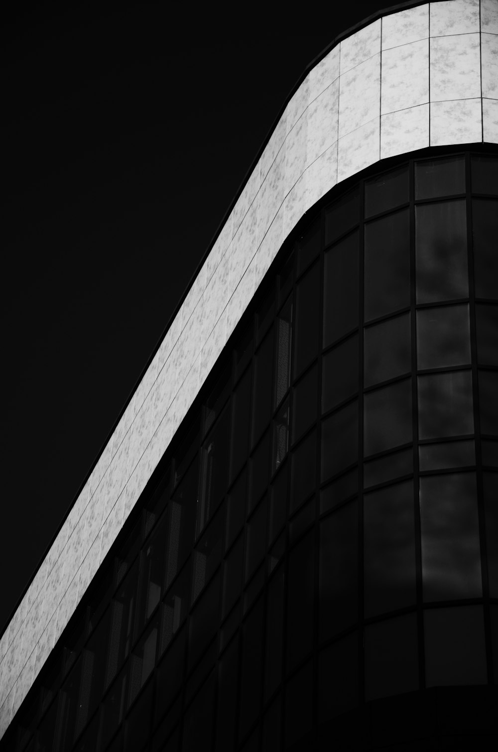 a black and white photo of a building