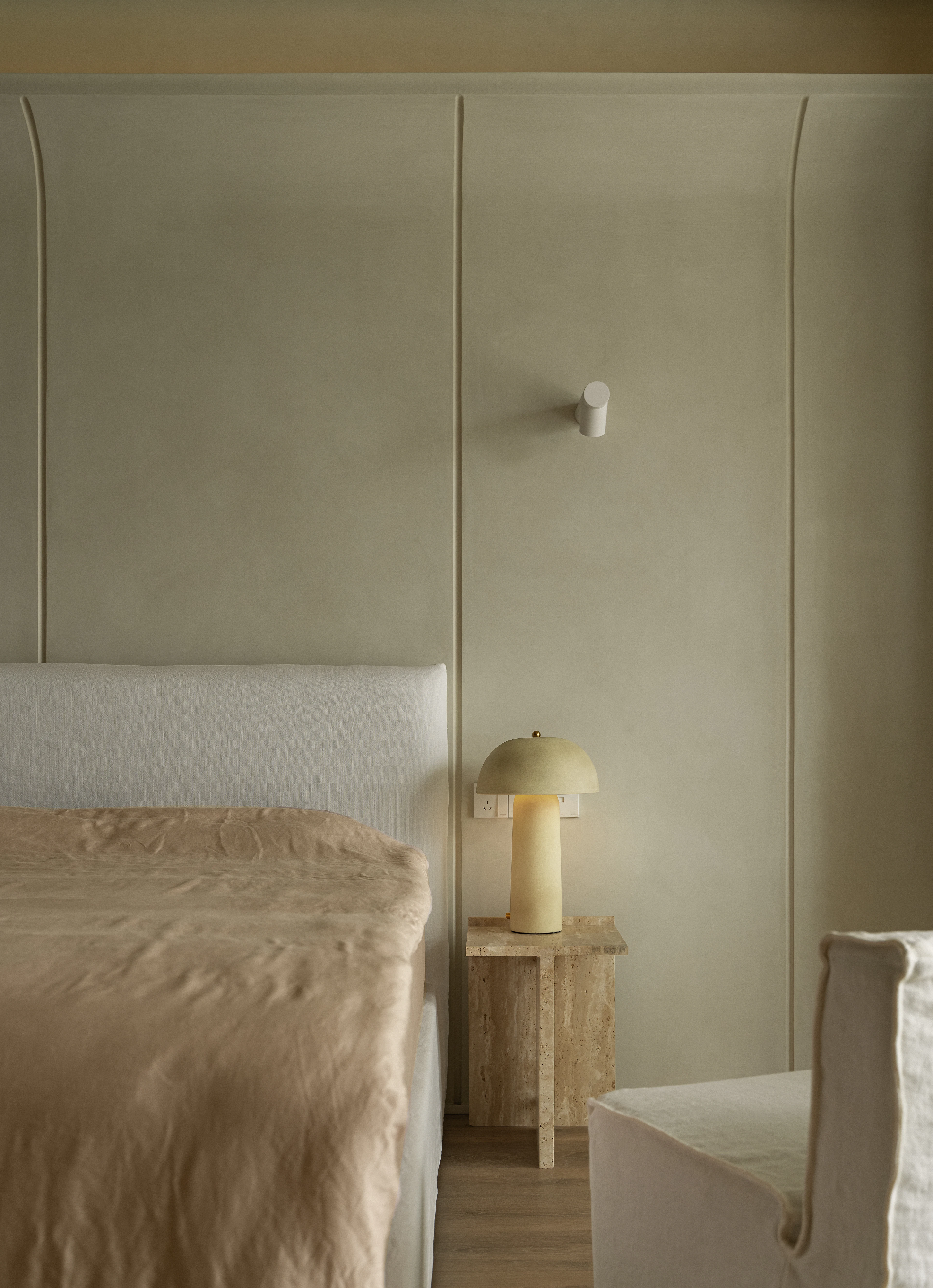 La camera Fienile, letto matrimoniale sotto le travi a vista.