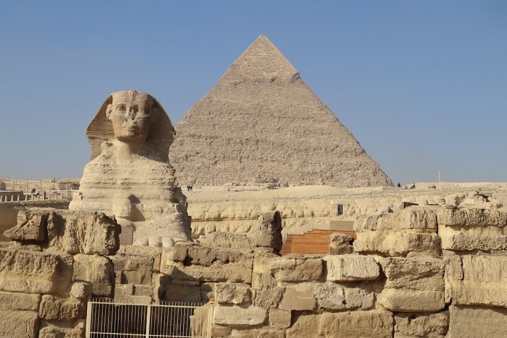 the sphinx and the great pyramid of giza