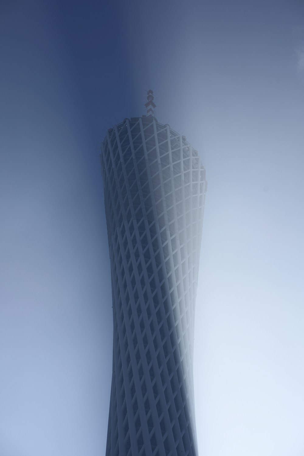 ein hohes weißes Gebäude mit einem Himmelshintergrund