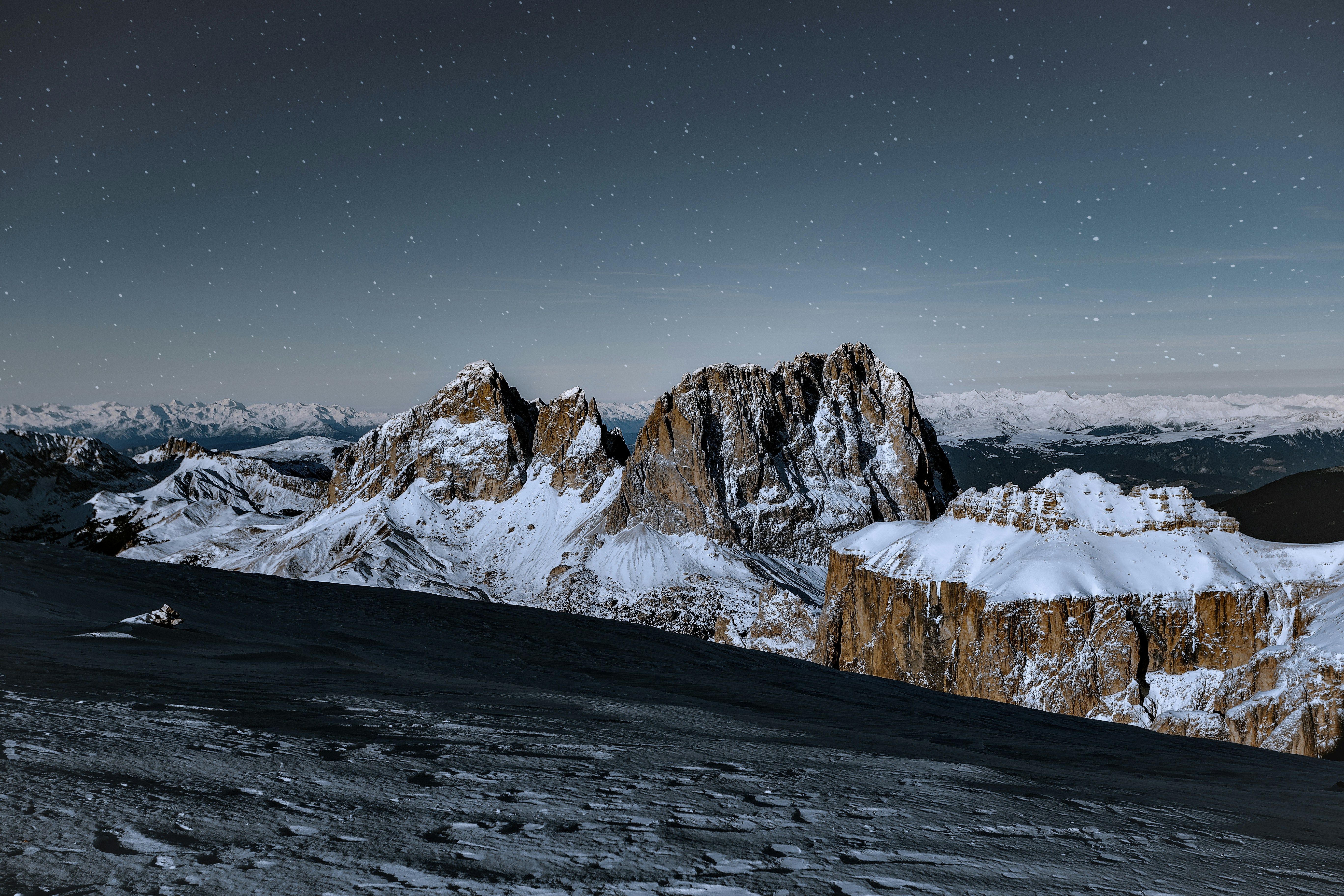 A snow covered mountain range under a night sky photo – Free Nature ...