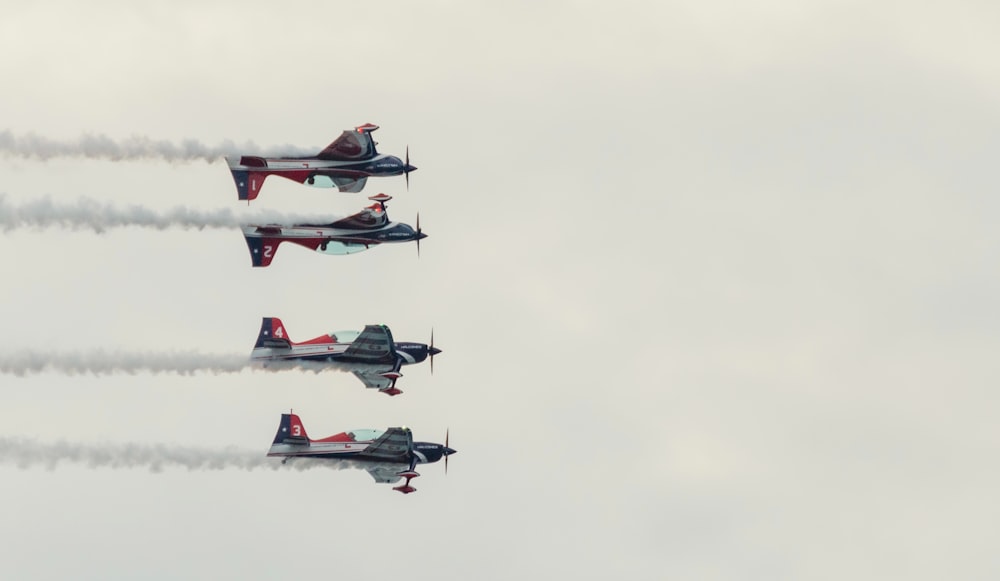 曇り空を飛ぶ飛行機の群れ