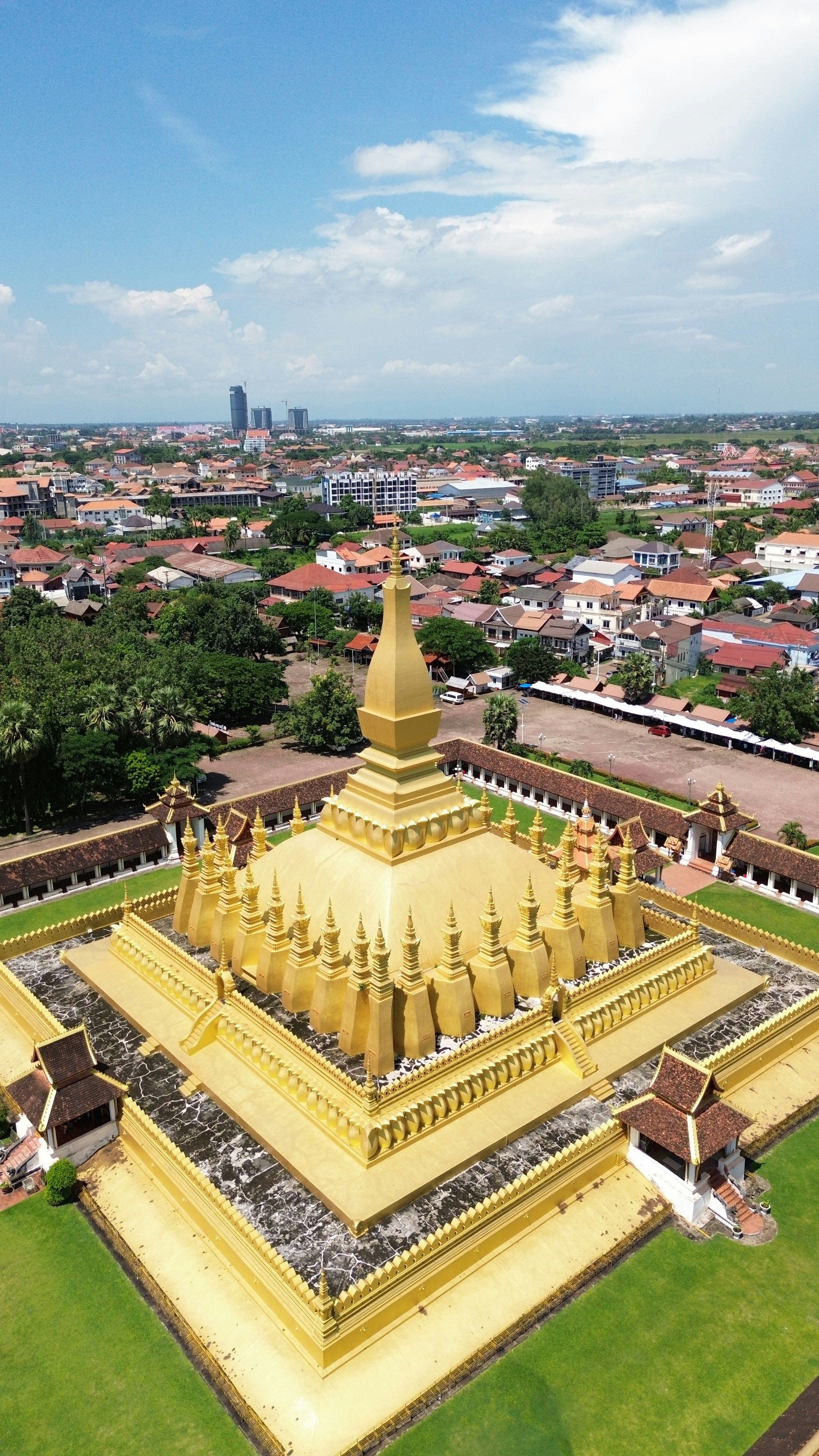 An aerial view of a large yellow building photo – Free Building Image ...