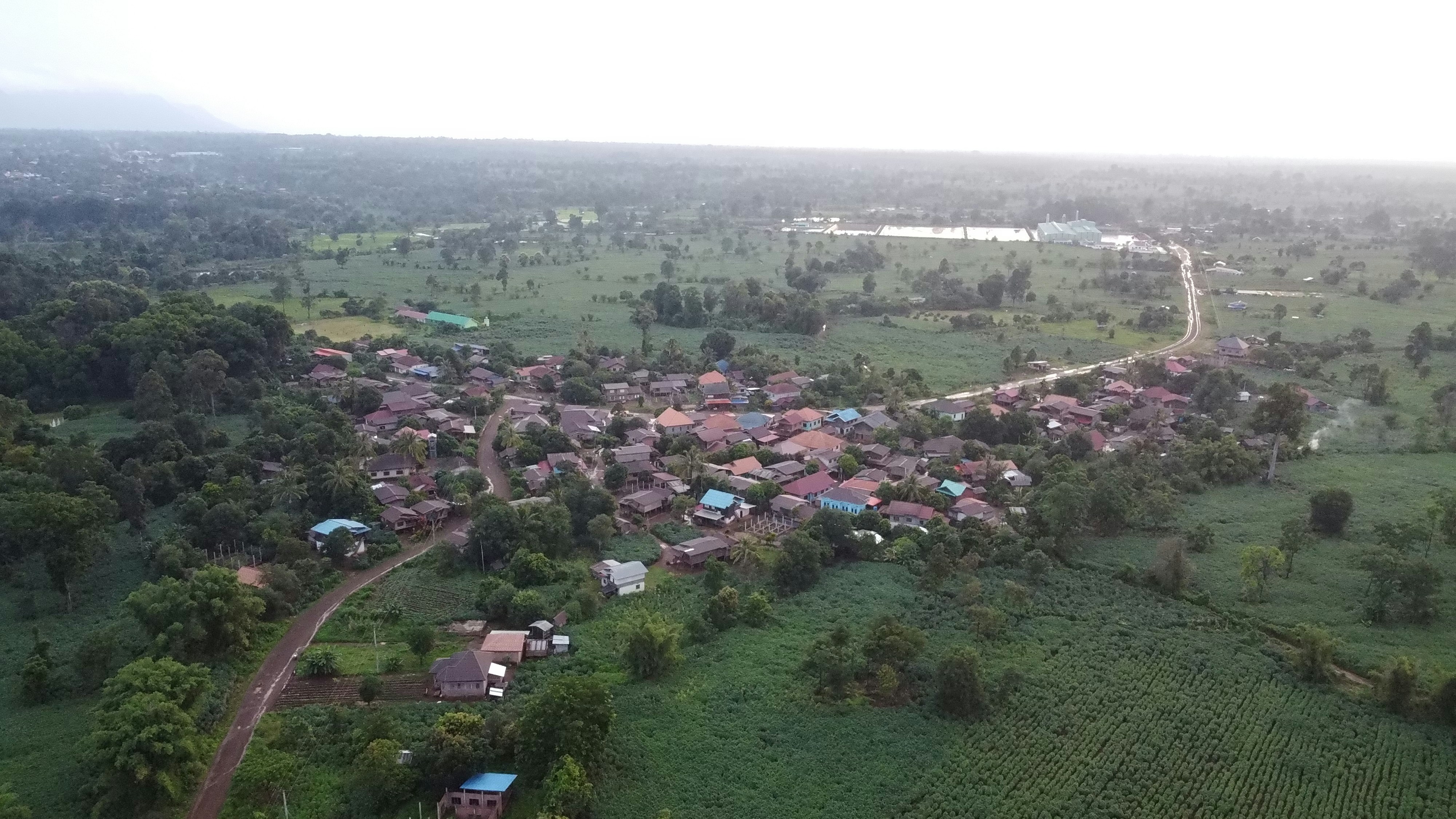 Sebuah desa kecil di tengah lapangan hijau yang subur